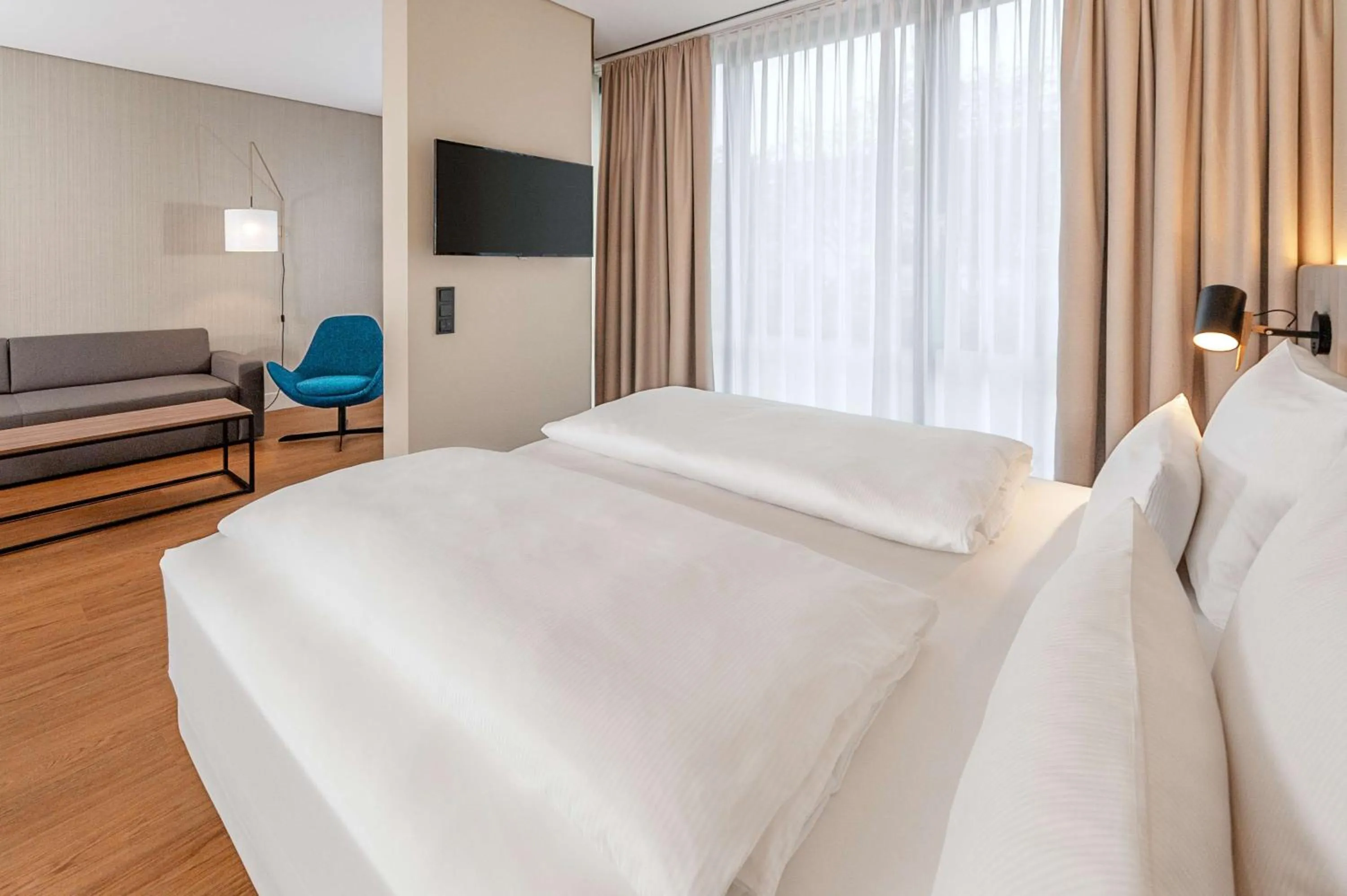 Photo of the whole room, Bed in NH München Unterhaching