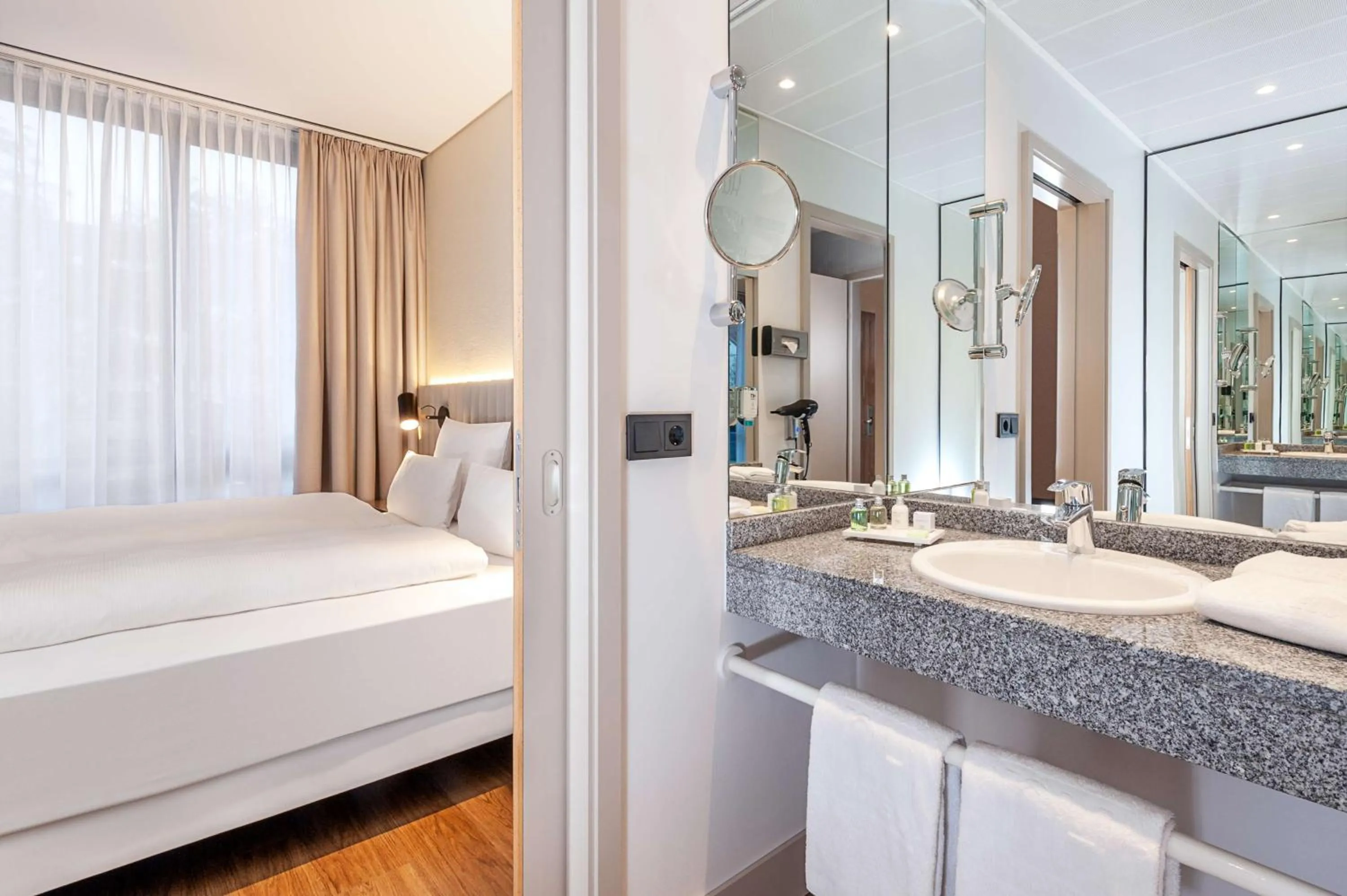 Bathroom, Bed in NH München Unterhaching