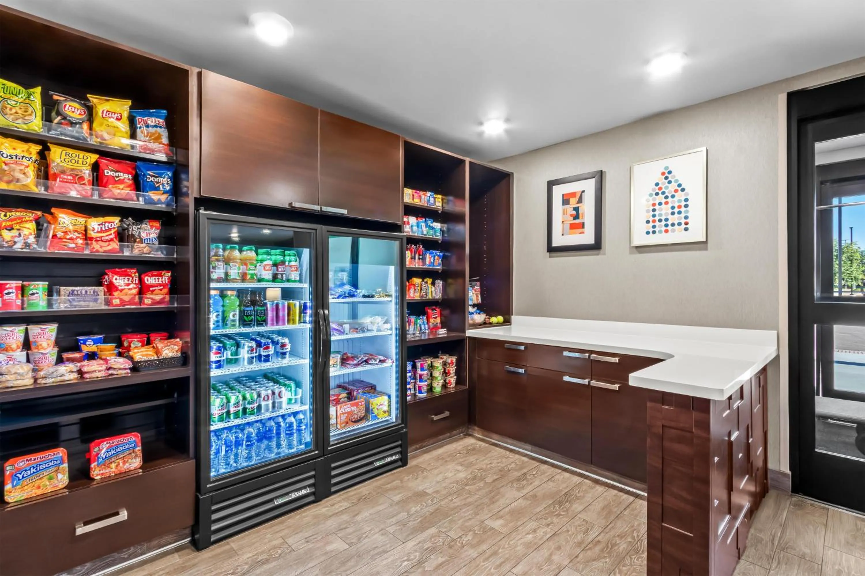 Food and drinks in Sonesta Simply Suites Avondale