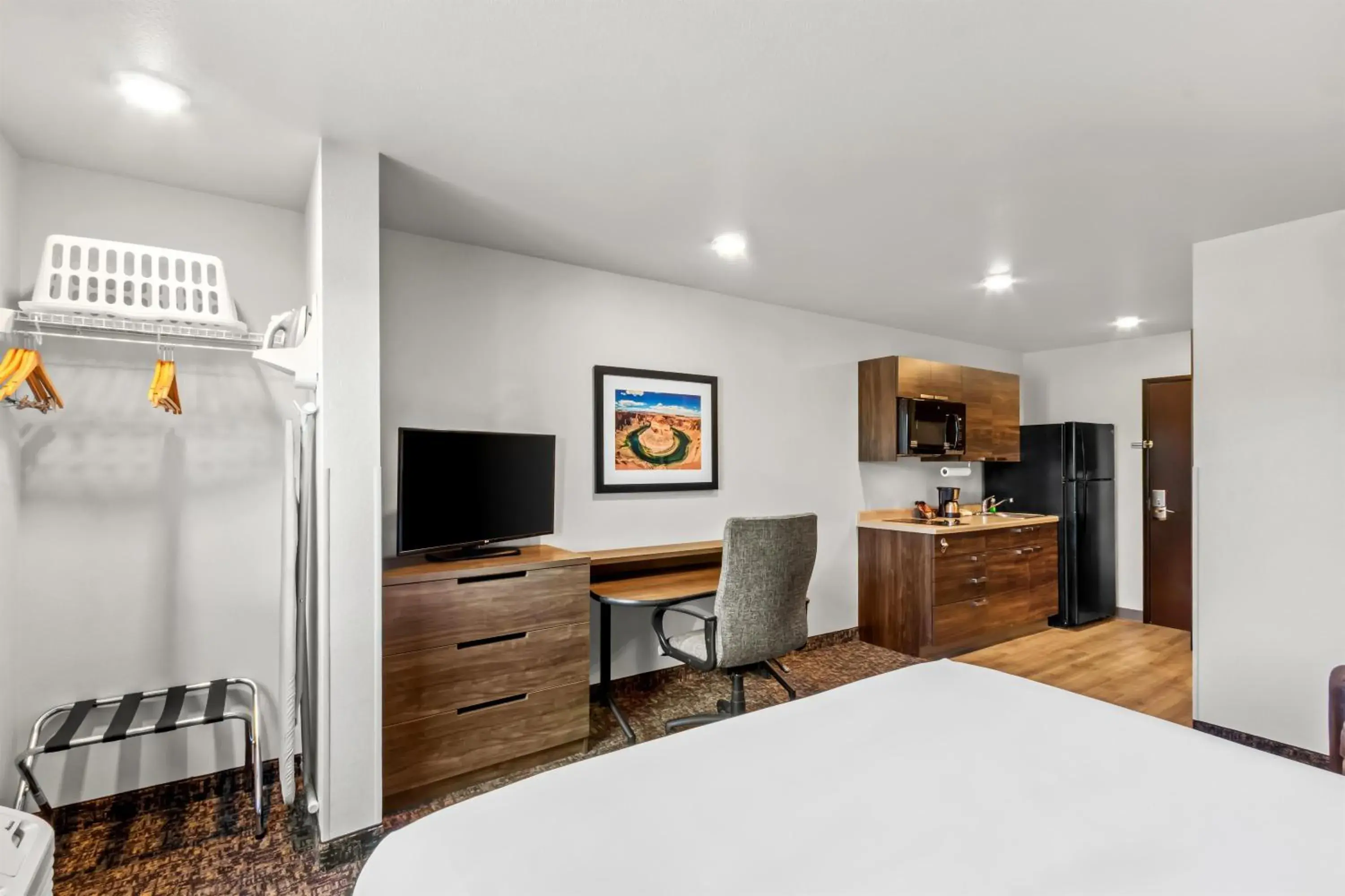 Standard King Room in Sonesta Simply Suites Avondale Standard King Room in Sonesta Simply Suites Avondale