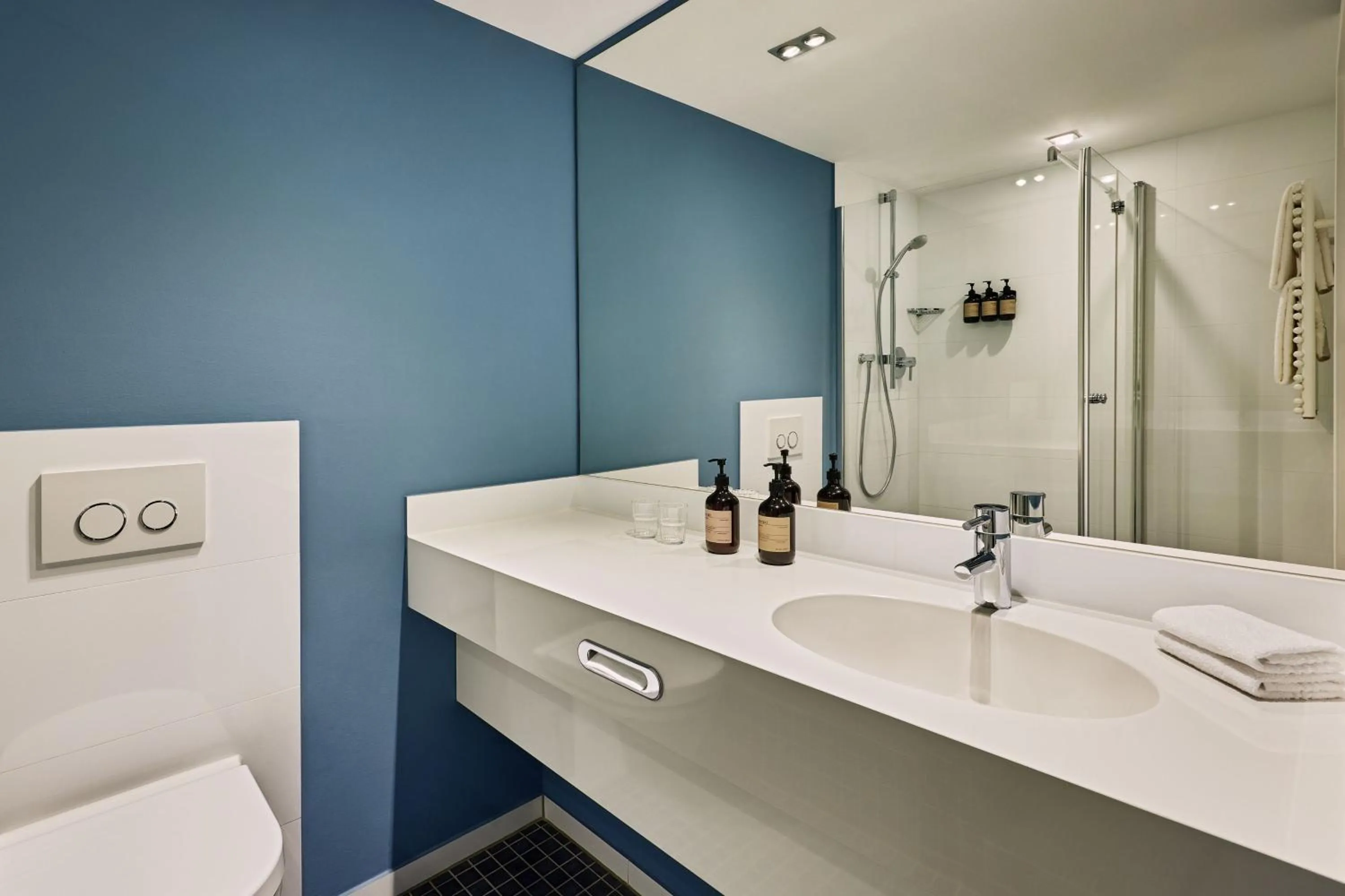 Bathroom in the Deutz, a Tribute Portfolio Hotel