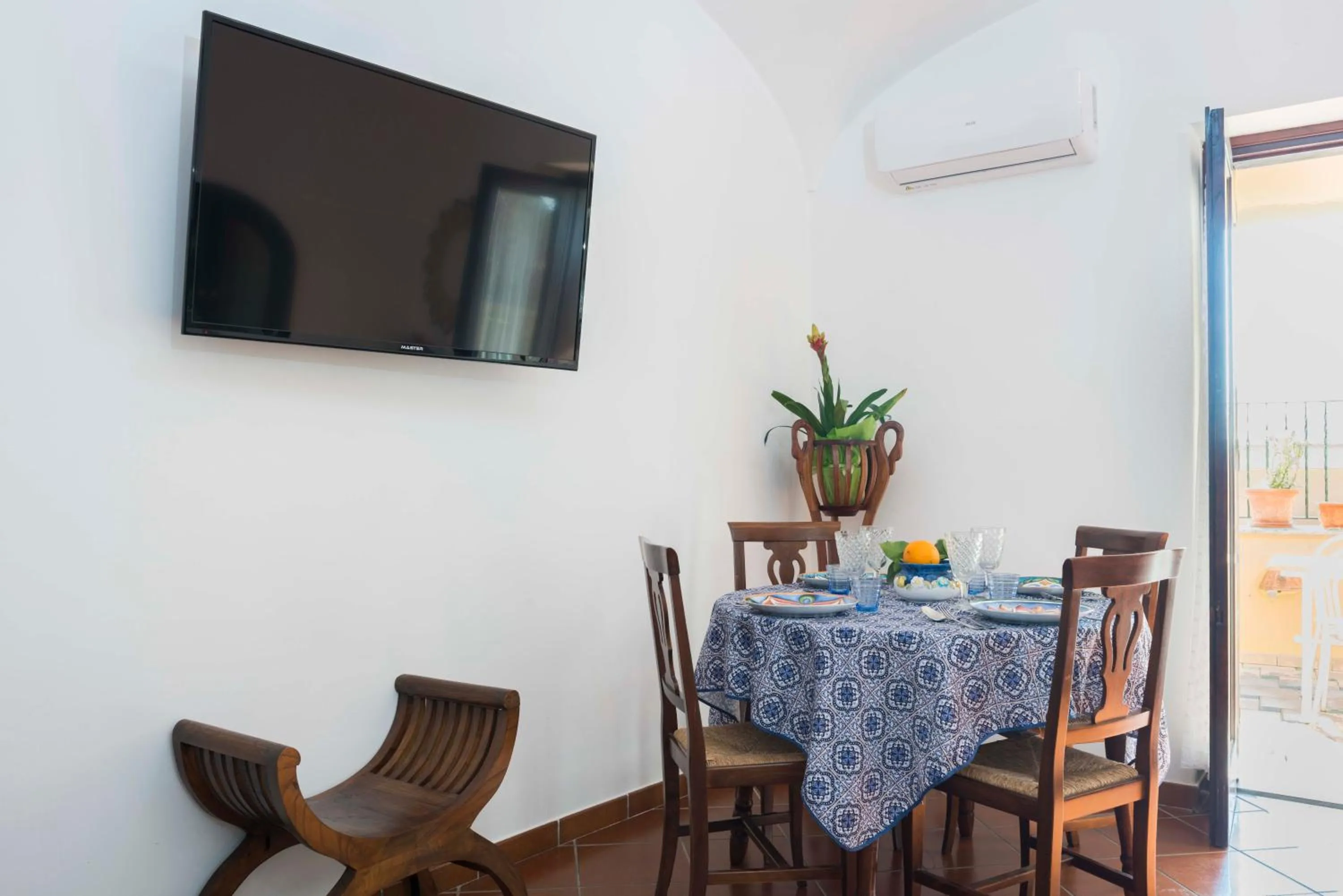 Communal lounge/ TV room in Estate4home - Namily house