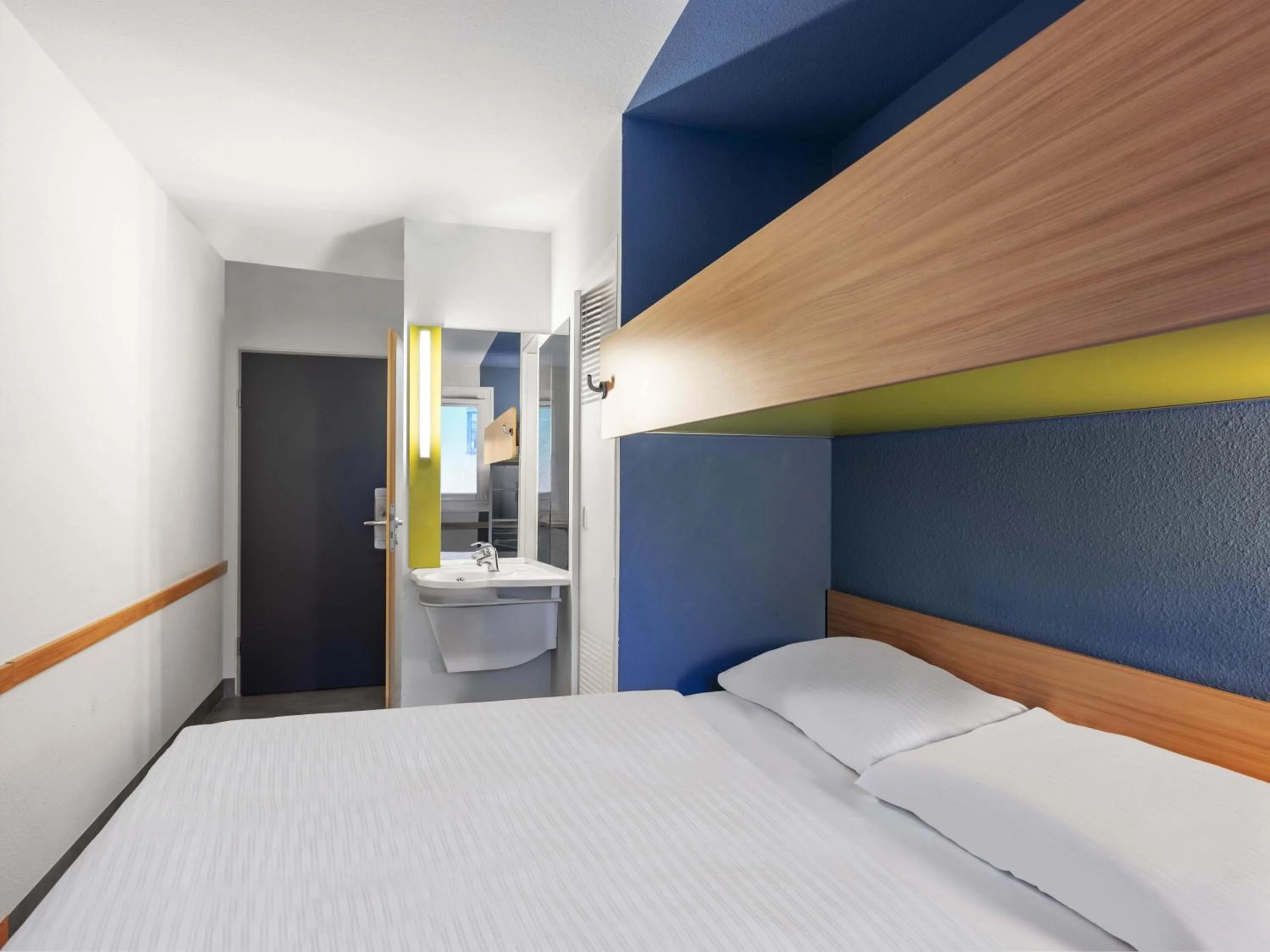 Bed in B&B HOTEL Wuppertal-Oberbarmen