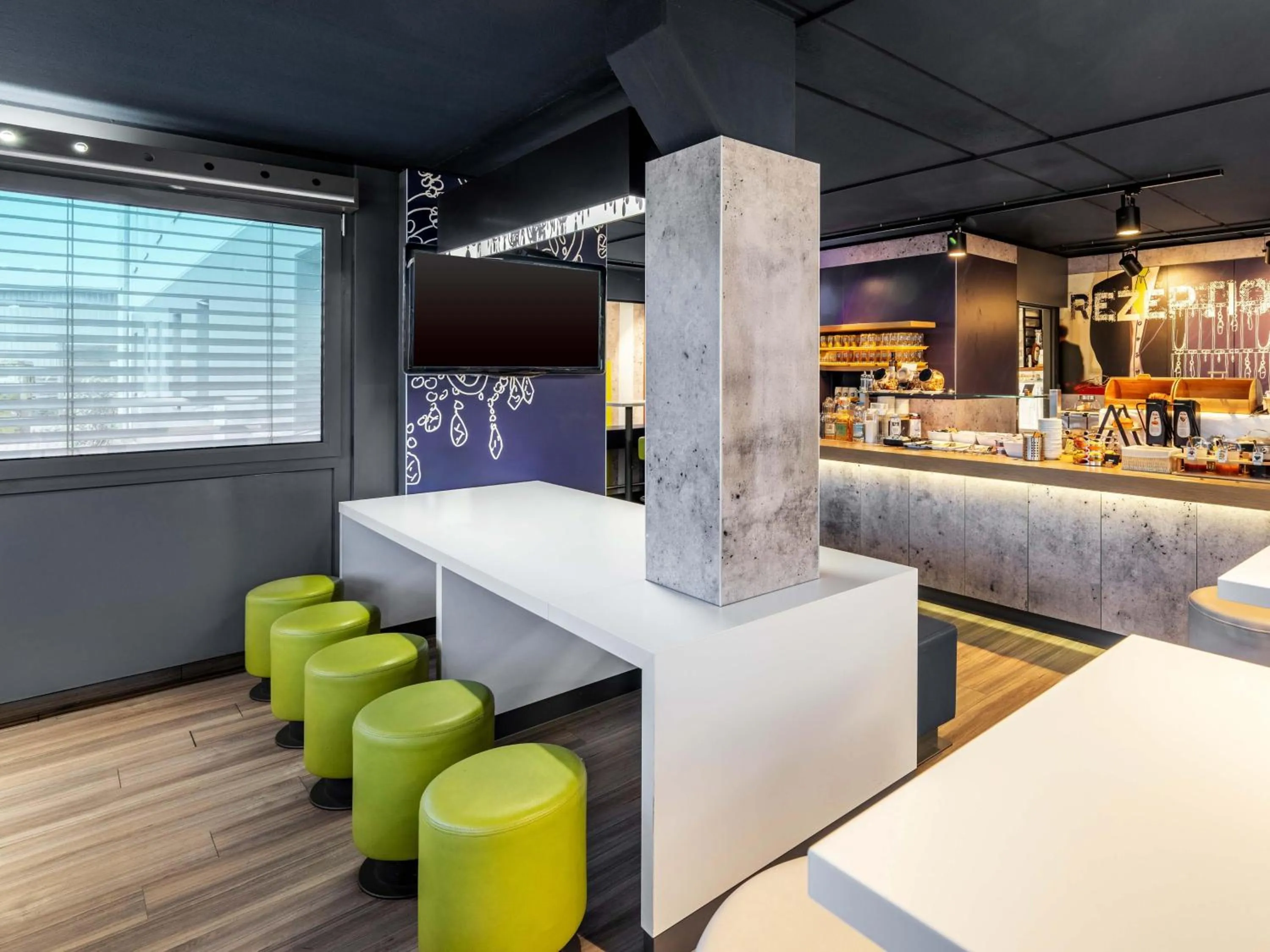 Lounge or bar in B&B HOTEL Wuppertal-Oberbarmen