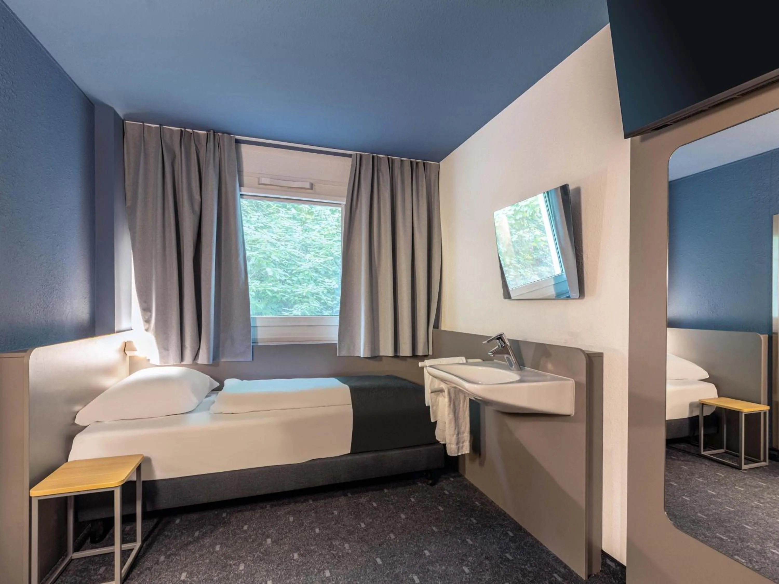 Photo of the whole room, Bed in B&B HOTEL Dortmund-West