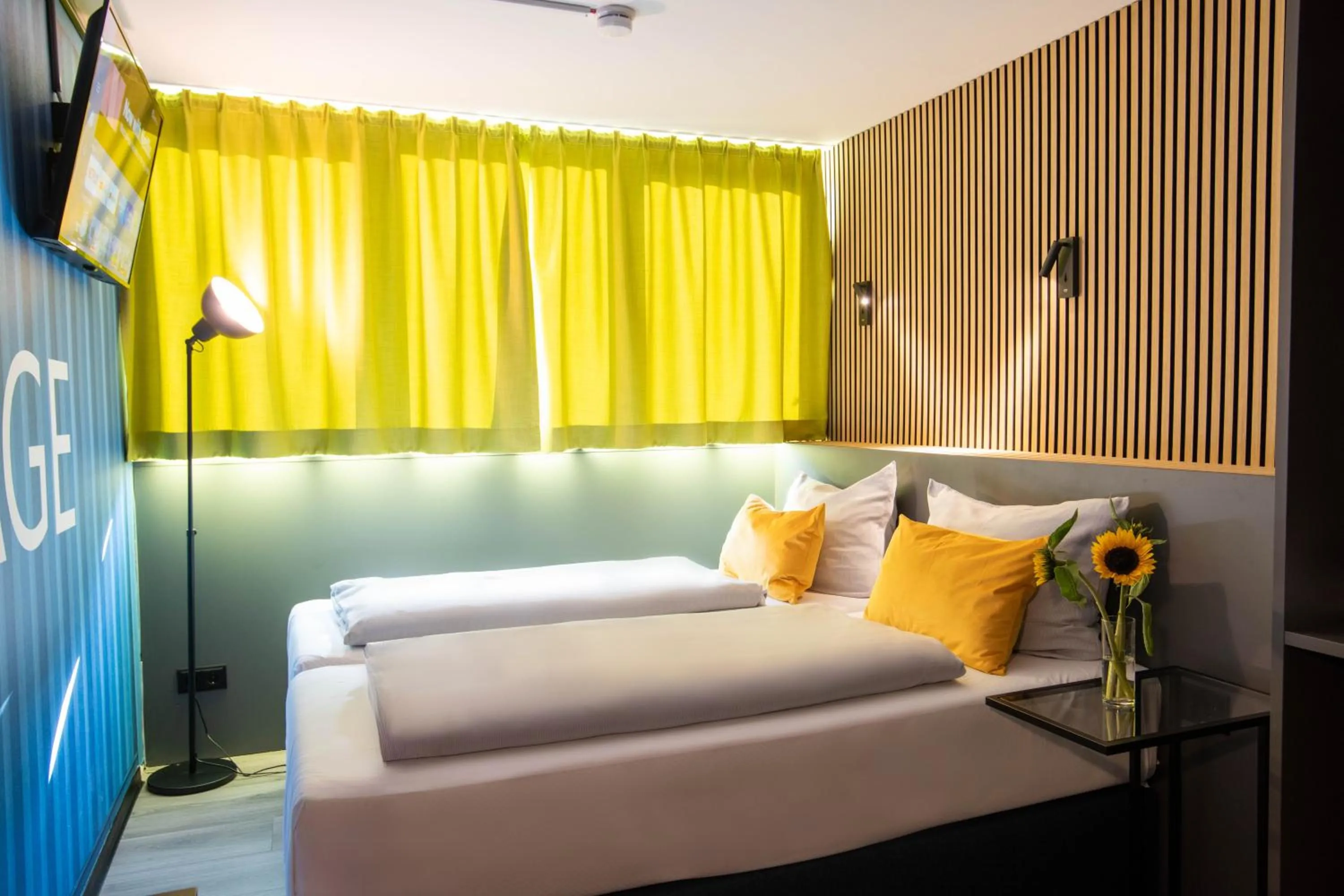 Photo of the whole room, Bed in BeeVillage Messehotel Hannover Laatzen