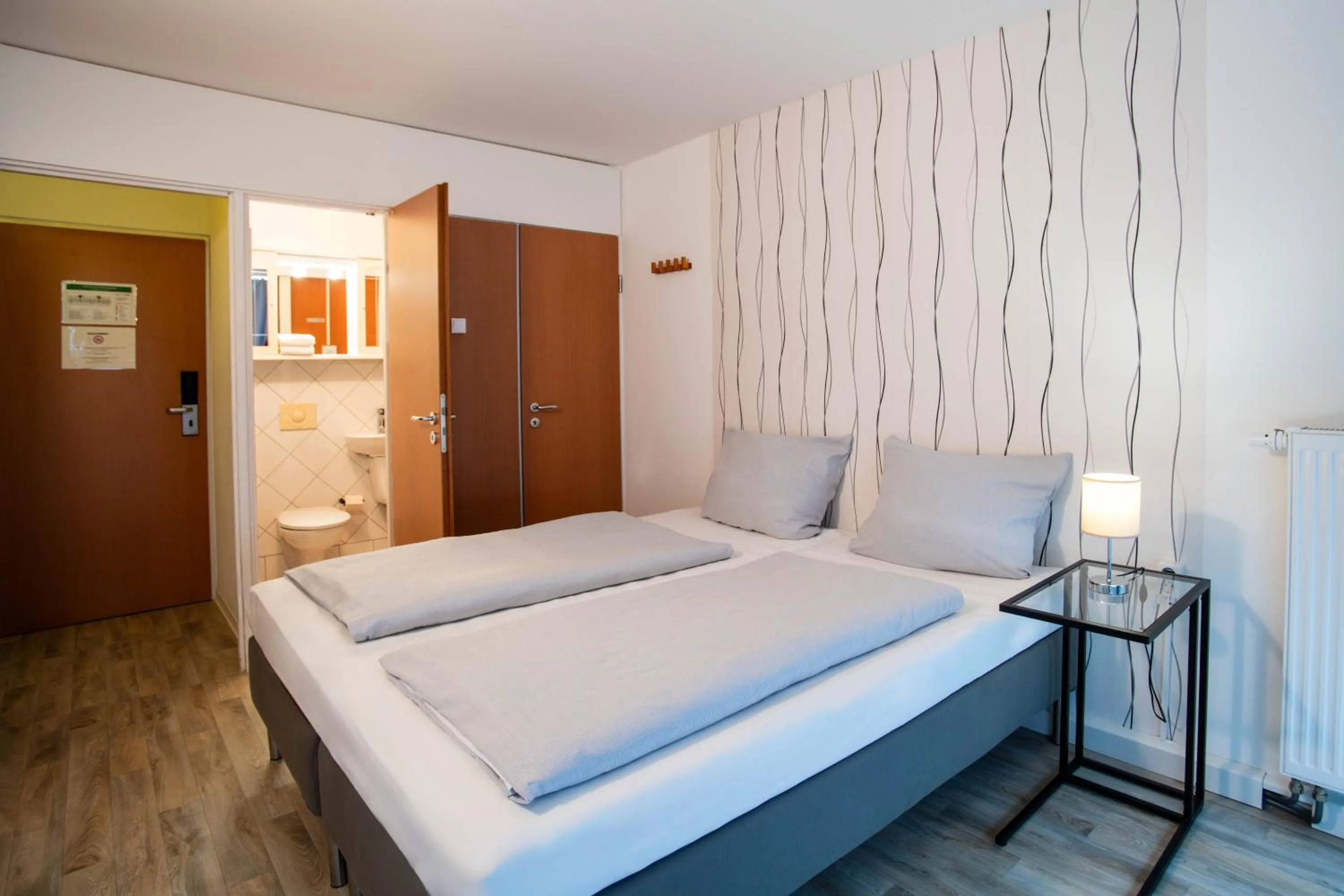 Photo of the whole room, Bed in BeeVillage Messehotel Hannover Laatzen