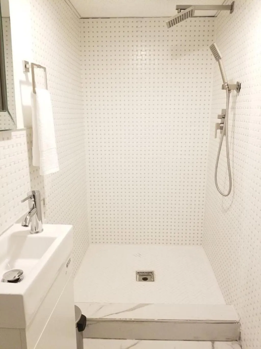 Bathroom in 7 BR- Sleeps 15! Famous Lakefront Amazing Property!