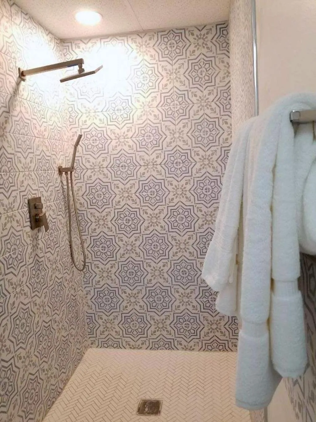 Bathroom in 7 BR- Sleeps 15! Famous Lakefront Amazing Property!