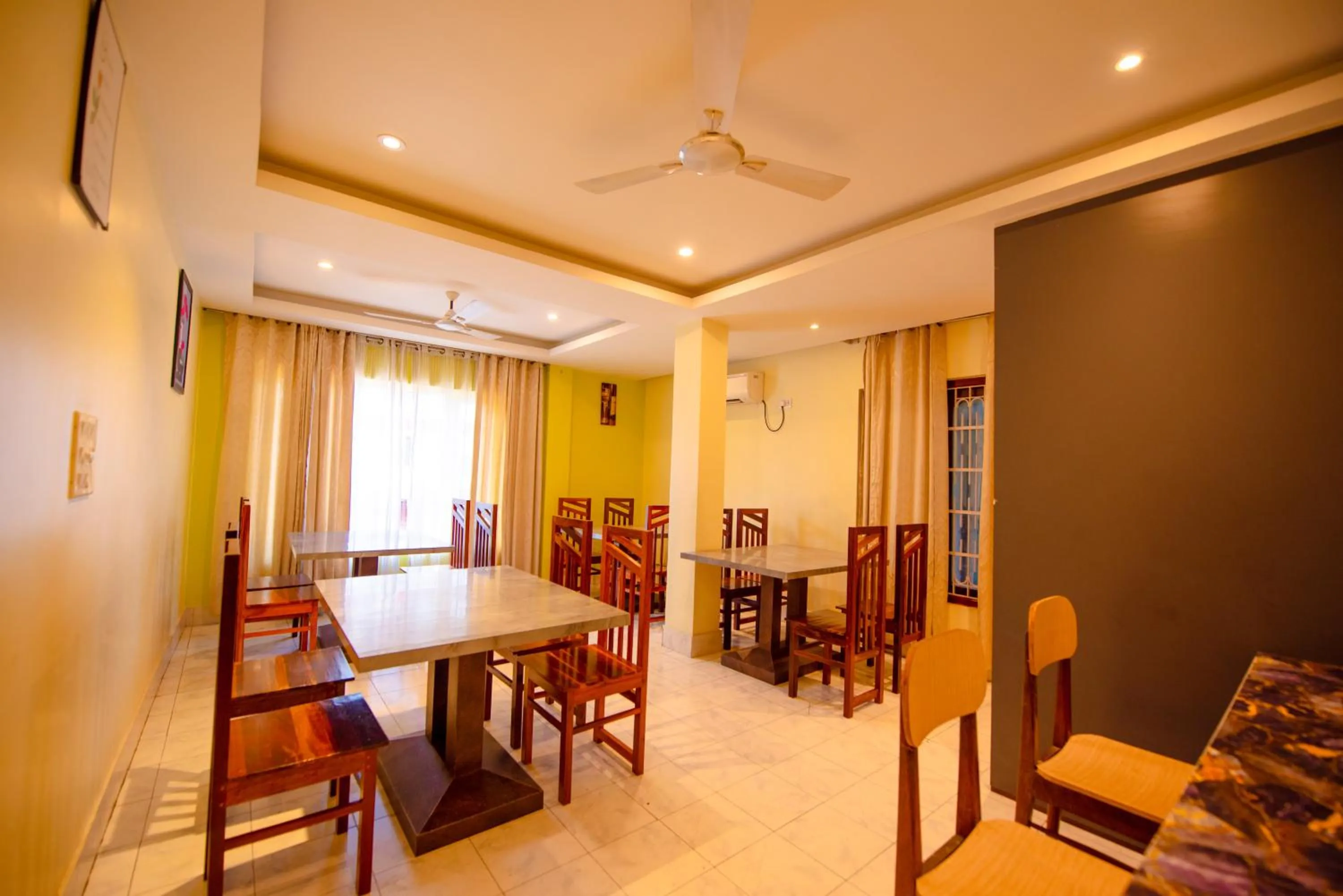 Dining area in Hotel Horizon Hues