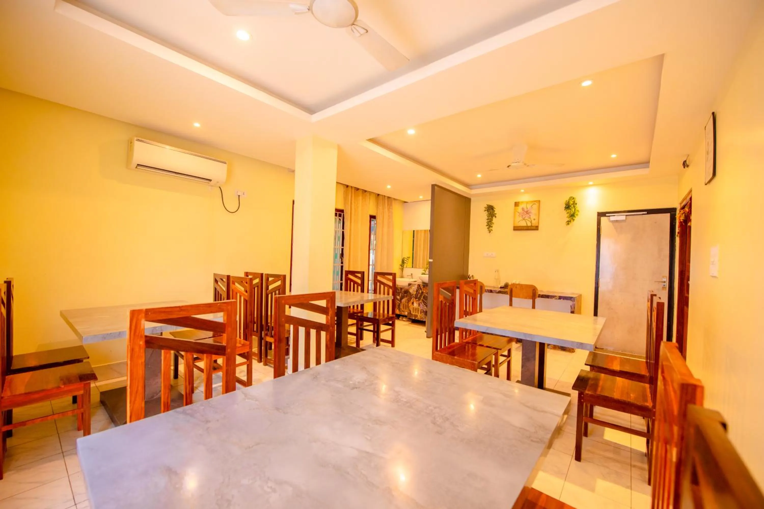 Dining area in Hotel Horizon Hues