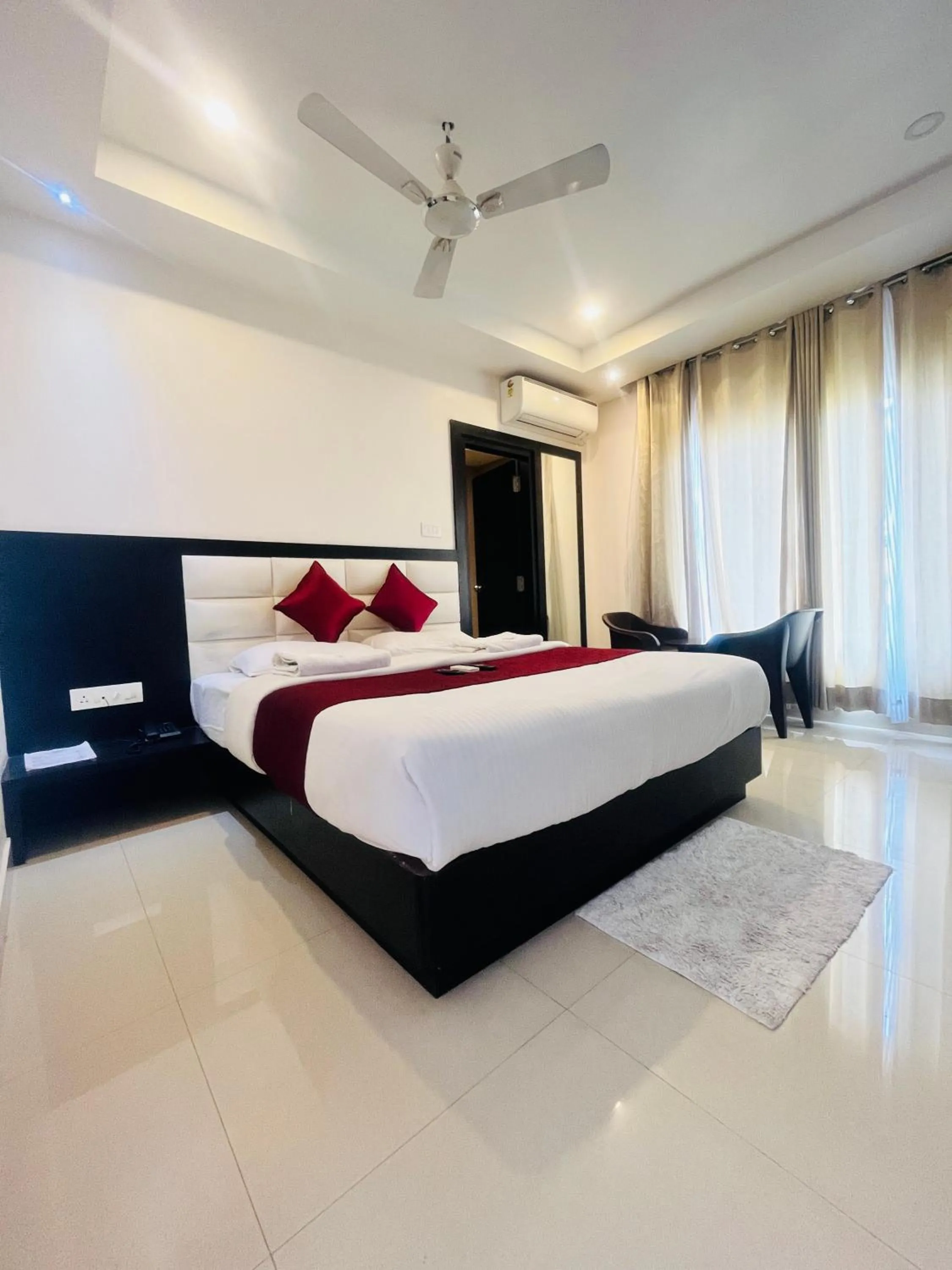 Photo of the whole room, Bed in Hotel Horizon Hues