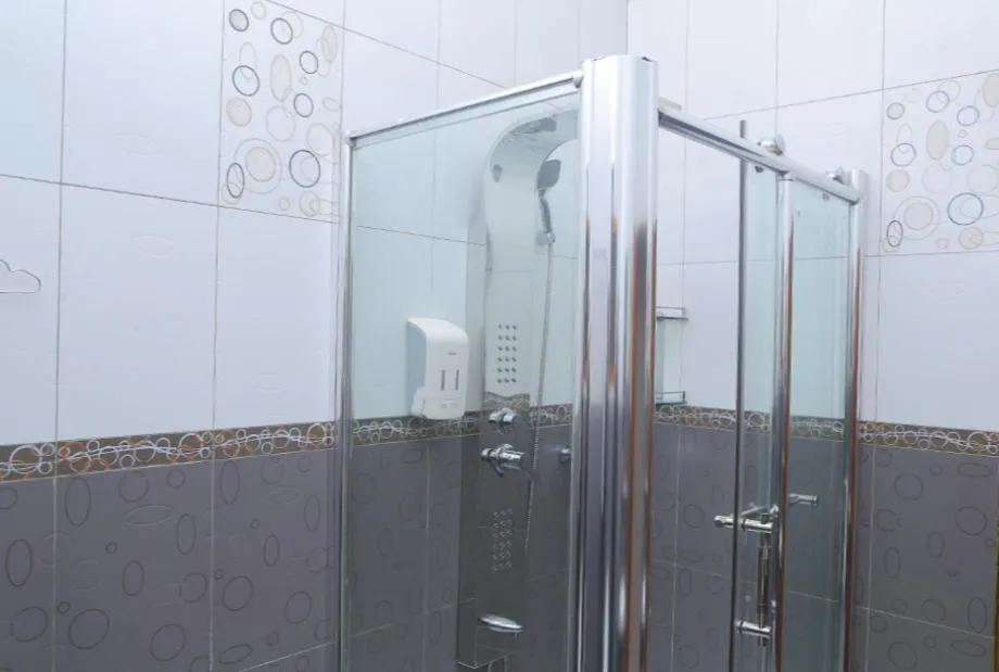 Shower in SamWeb Bed and Breakfast