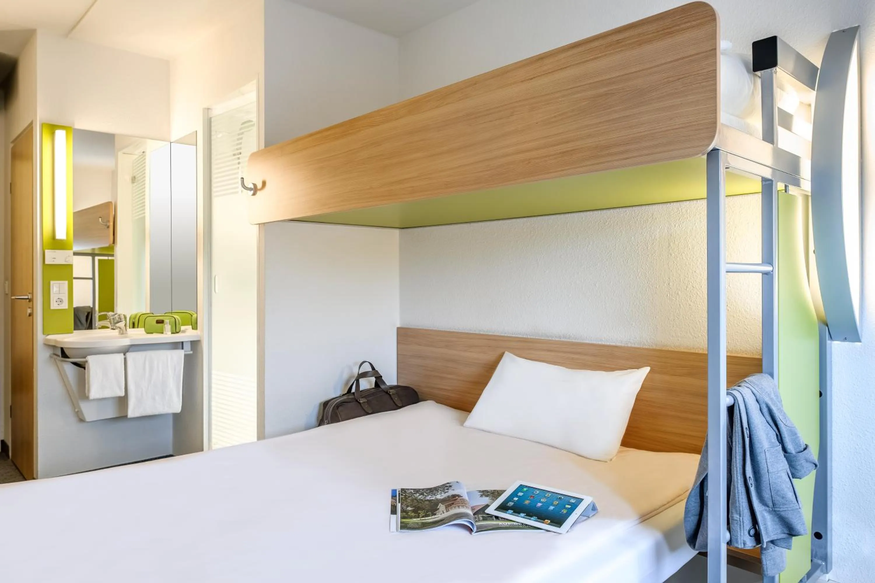 Bathroom, Bed in ibis budget Duisburg City am Innenhafen