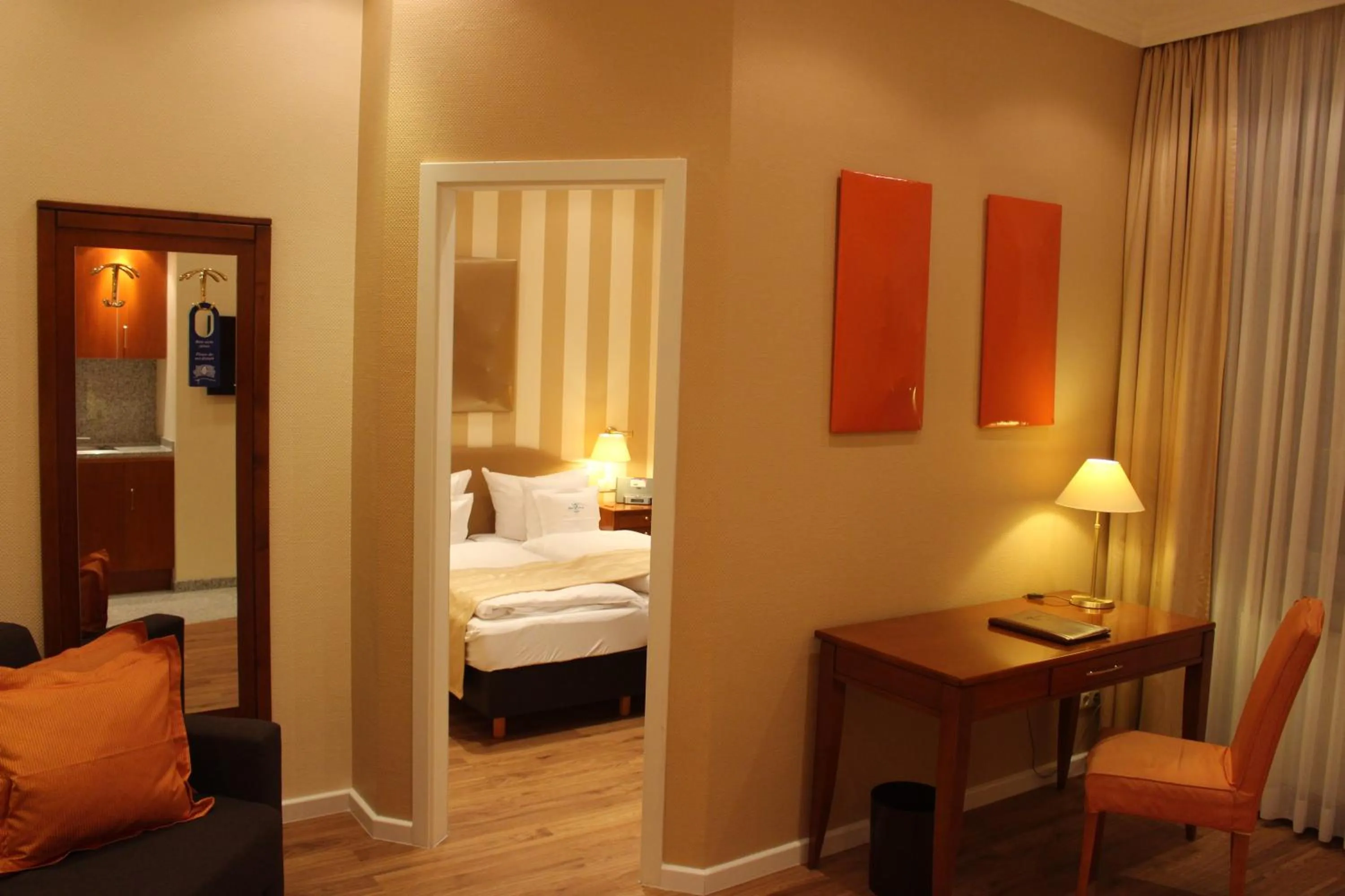 Living room, Bed in Hotel Savoy Hannover