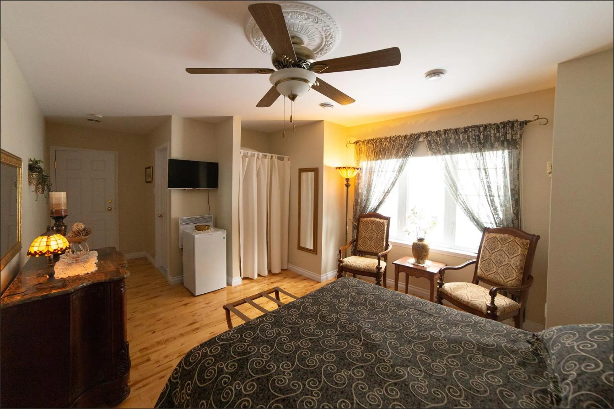 Photo of the whole room, Bed in Au coeur de Saint-Sauveur