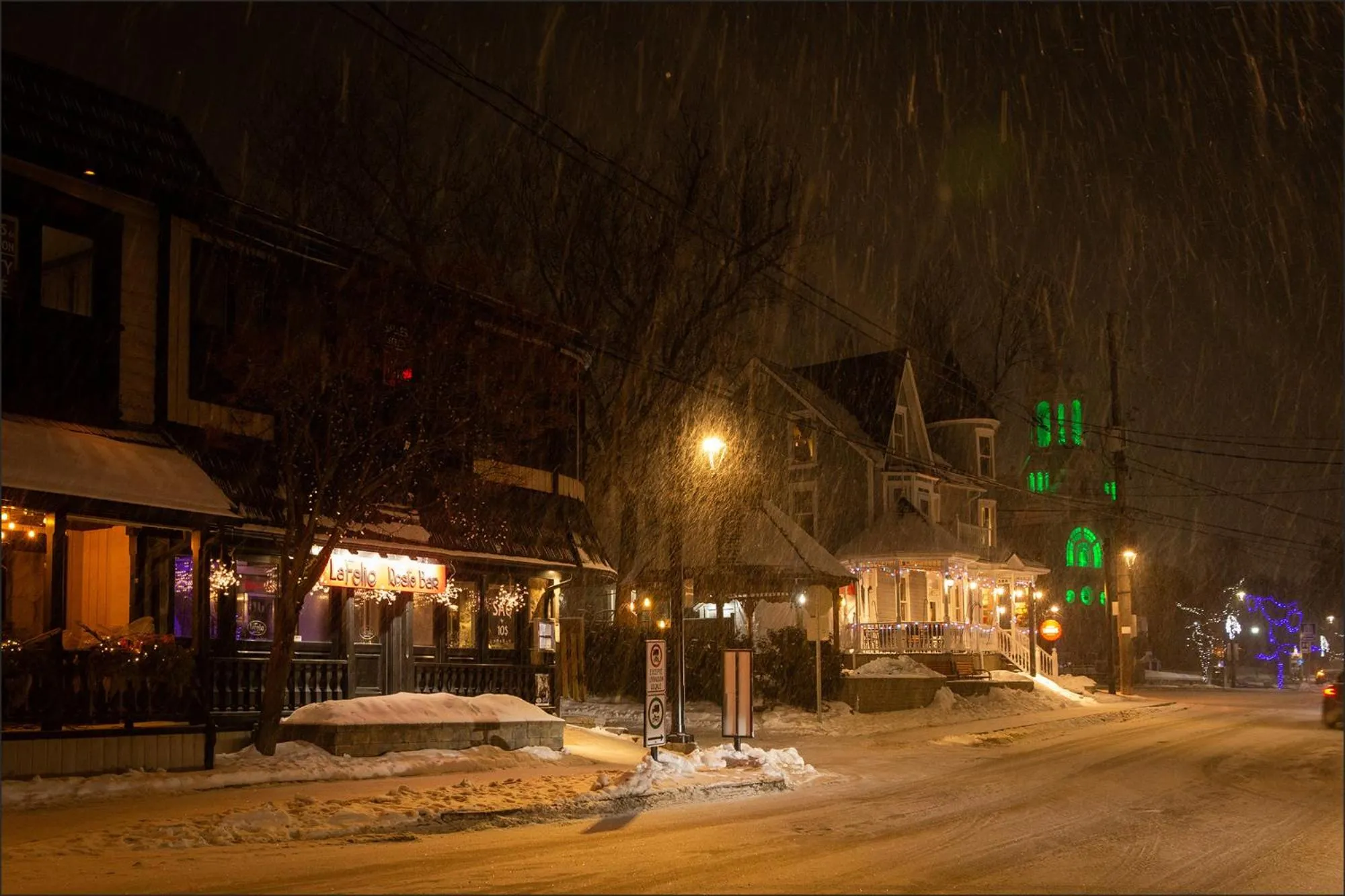 Neighbourhood, Property Building in Au coeur de Saint-Sauveur