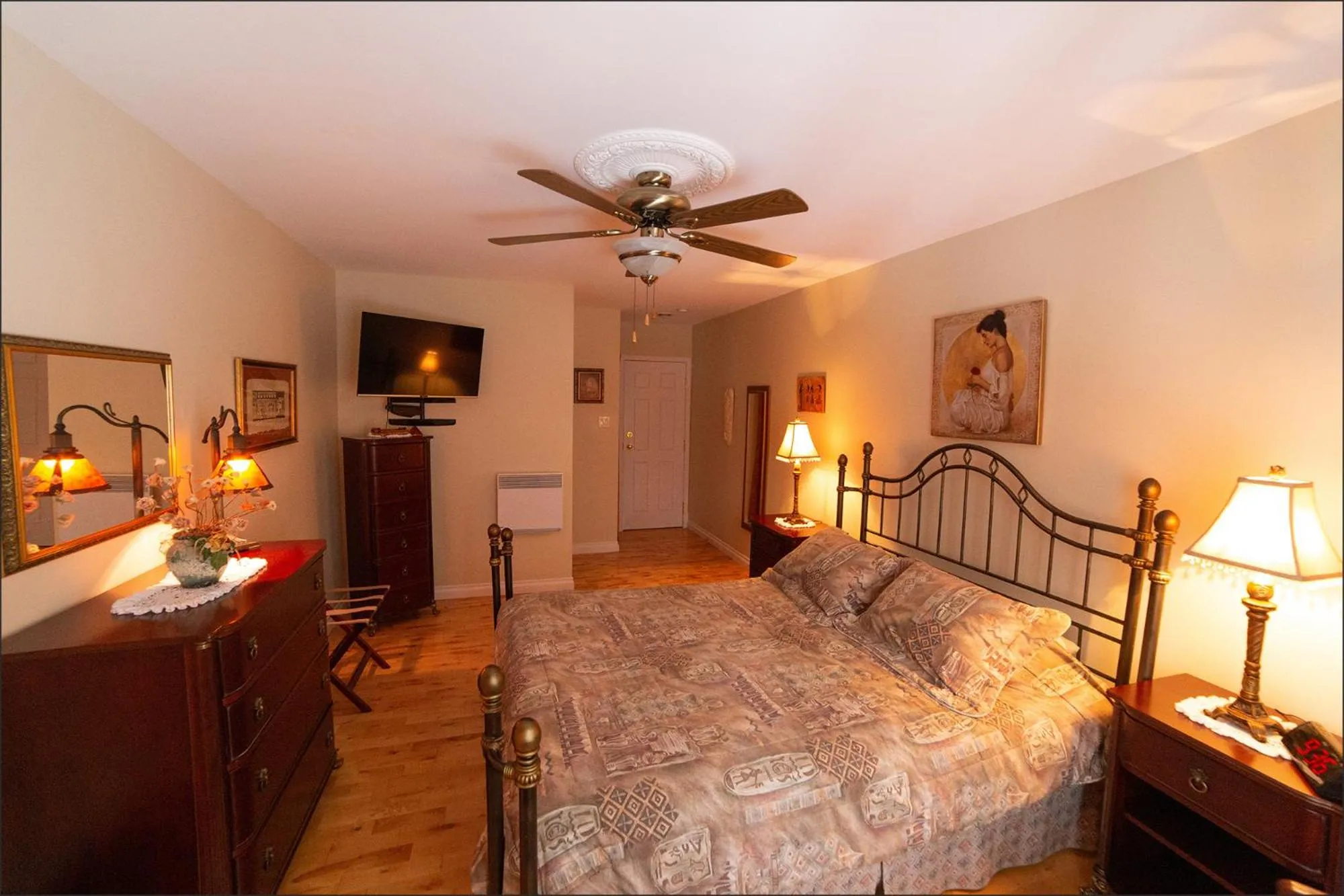 Photo of the whole room, Bed in Au coeur de Saint-Sauveur