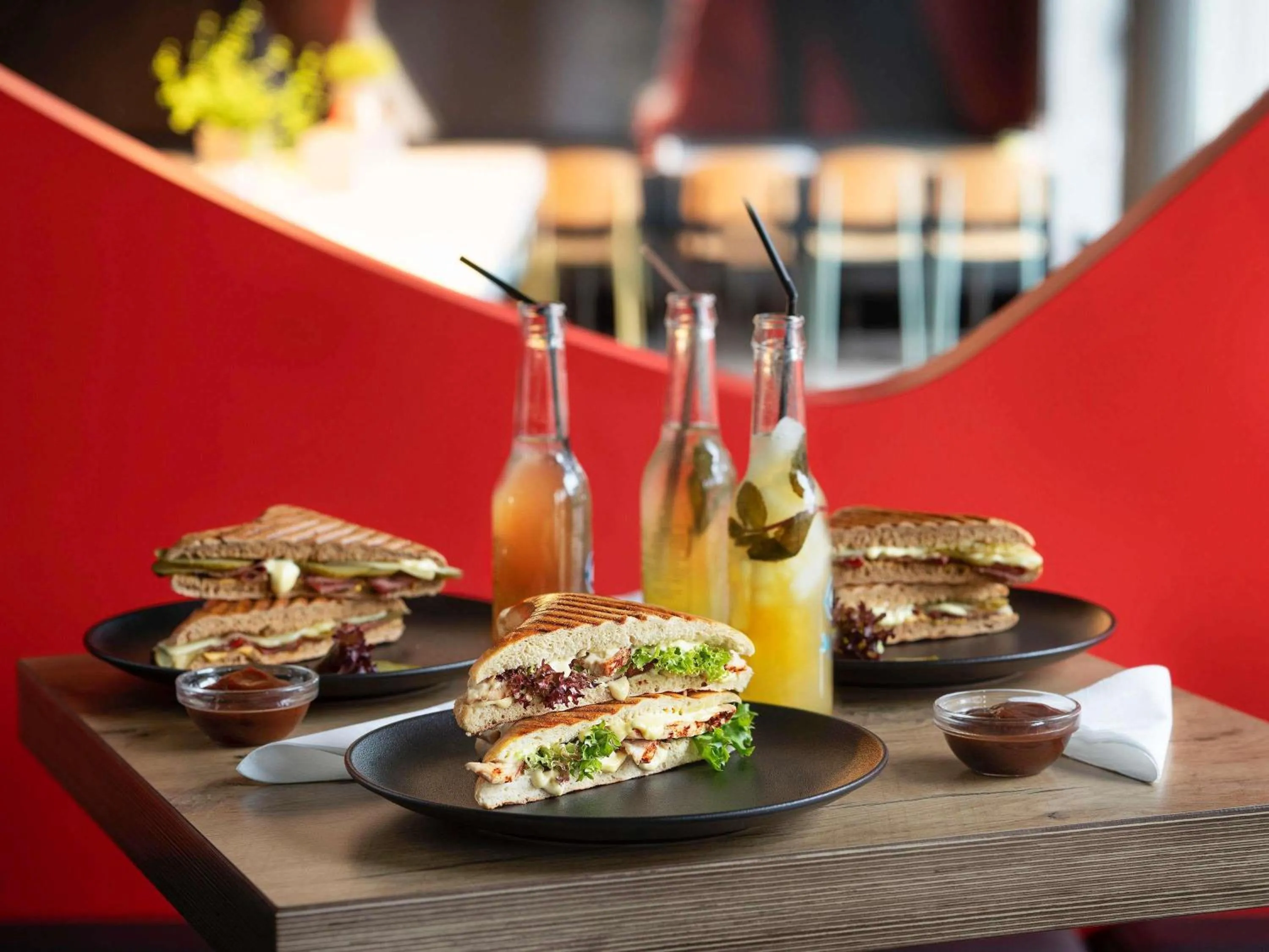 Lounge or bar in ibis Köln Messe