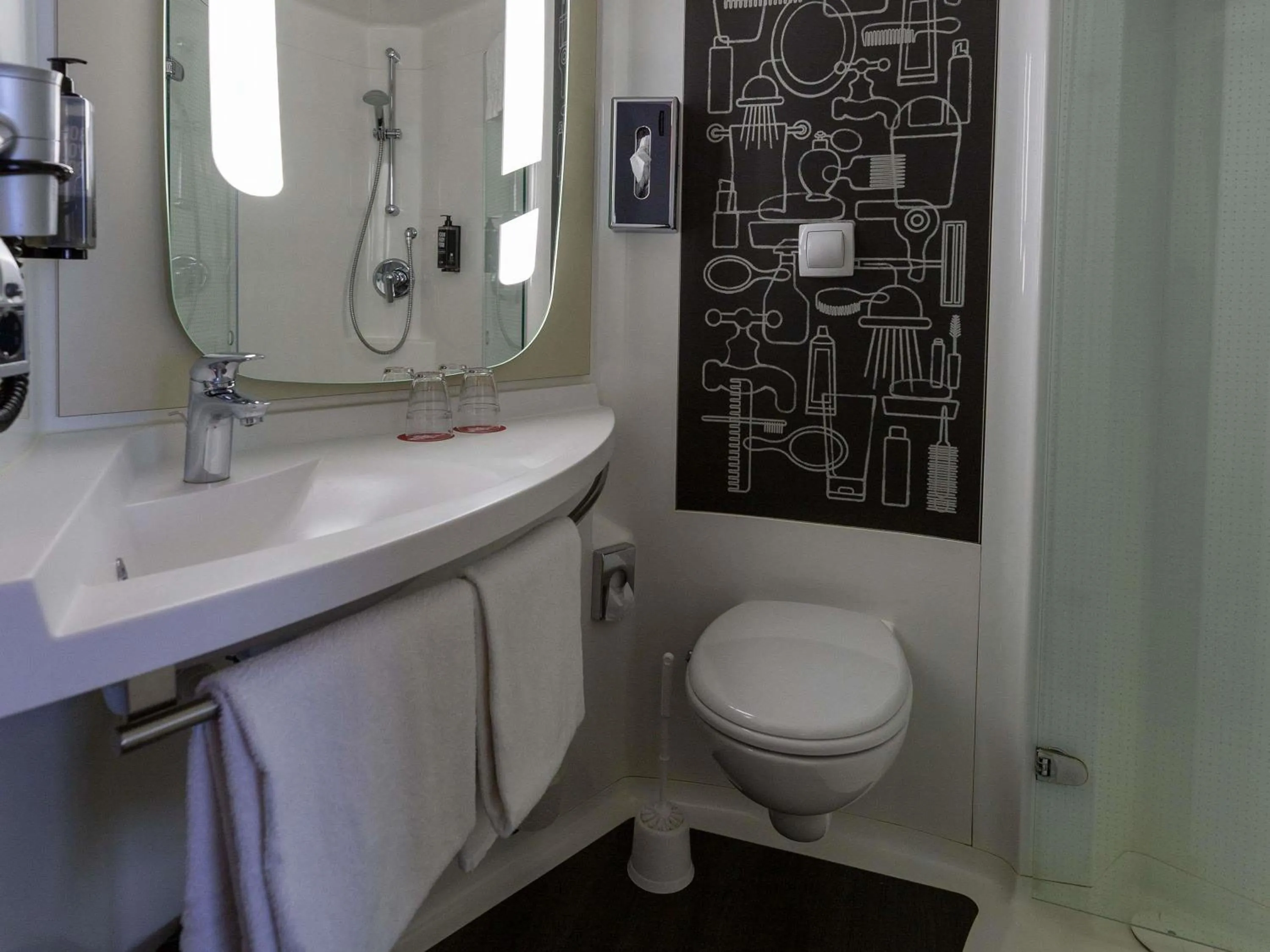 Bedroom in ibis Köln Messe