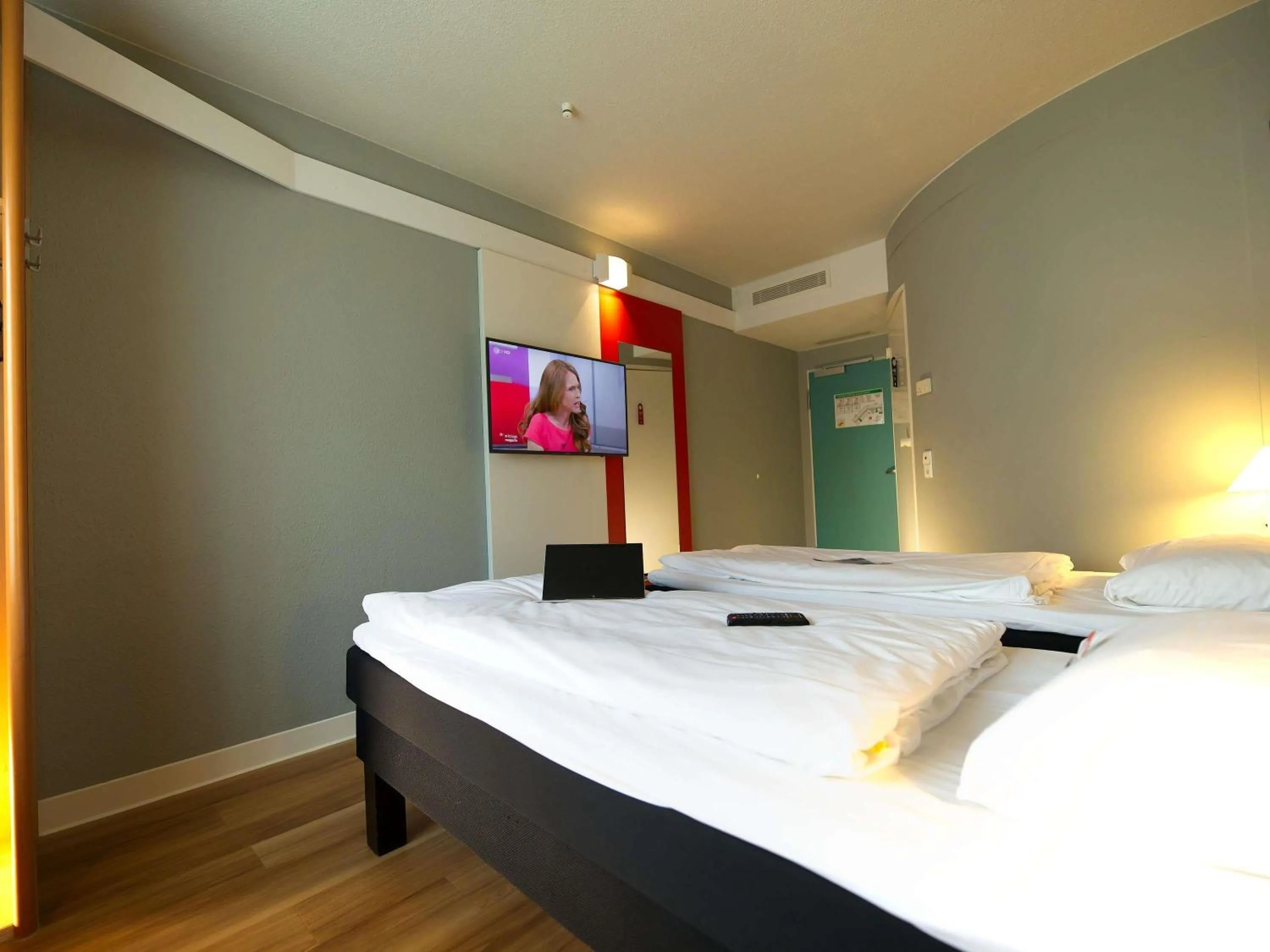 Property building, Bed in ibis Köln Messe