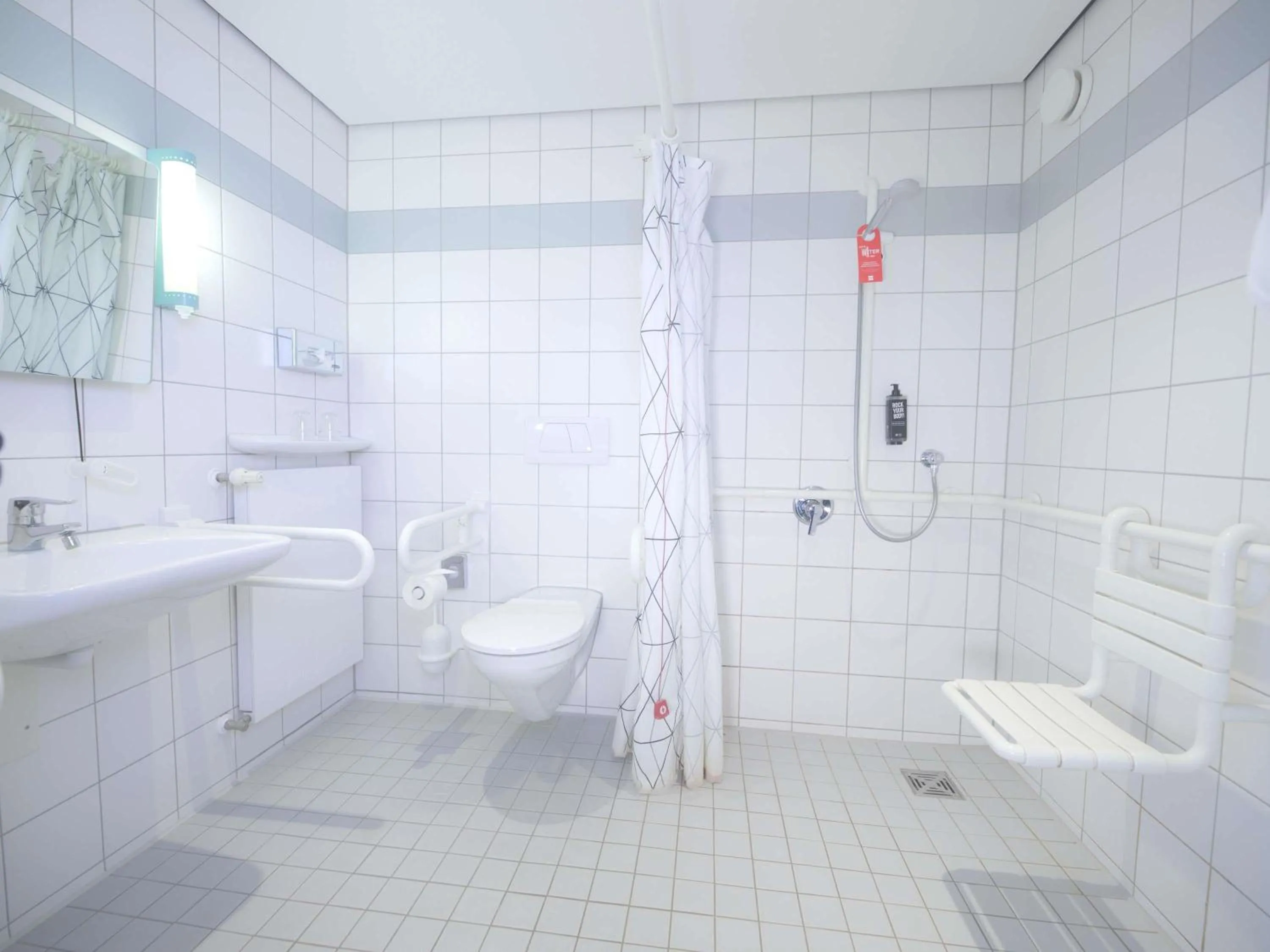 Bedroom in ibis Köln Messe