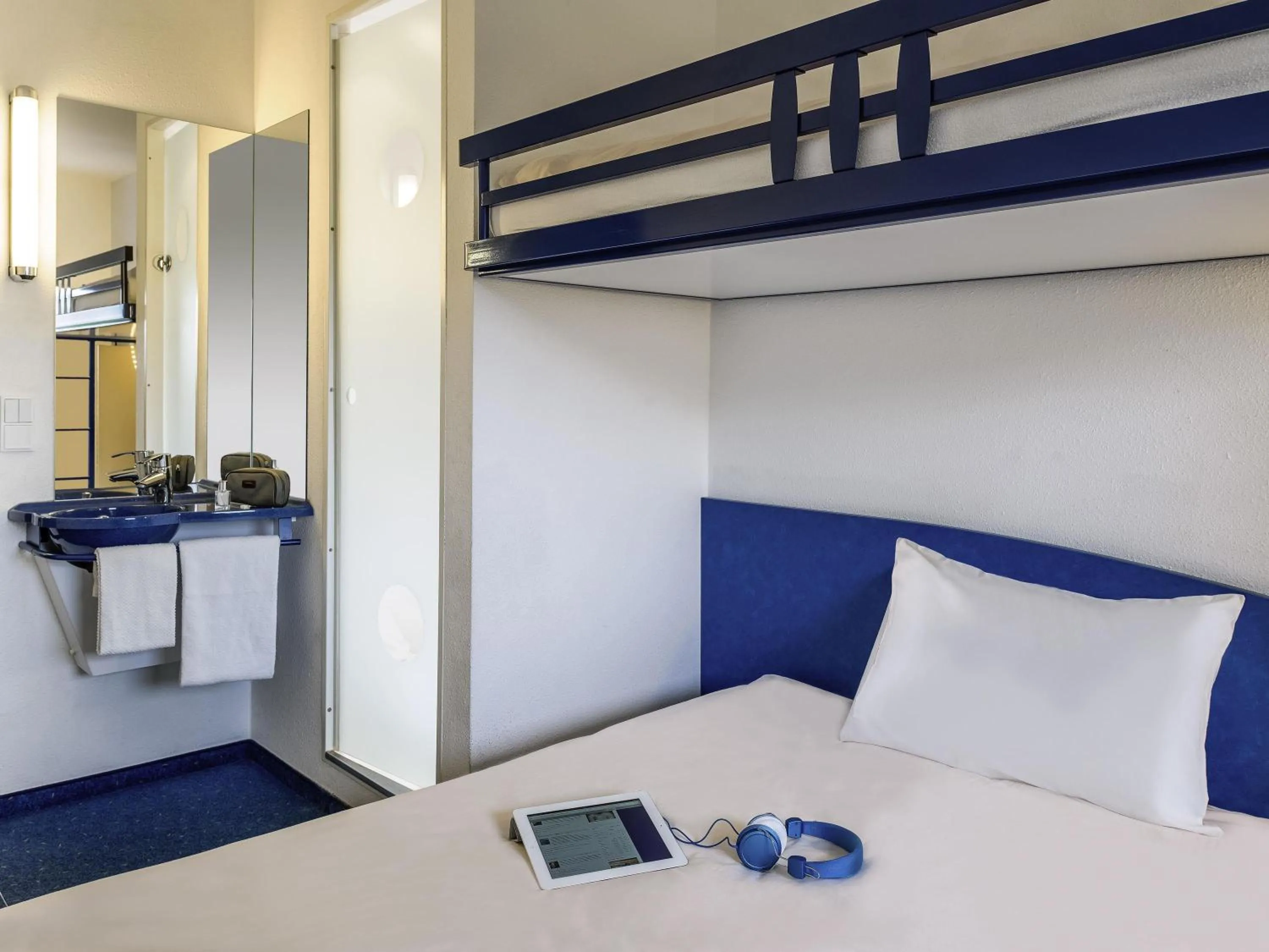 Bedroom, Bed in ibis budget Krefeld Messe-Düsseldorf