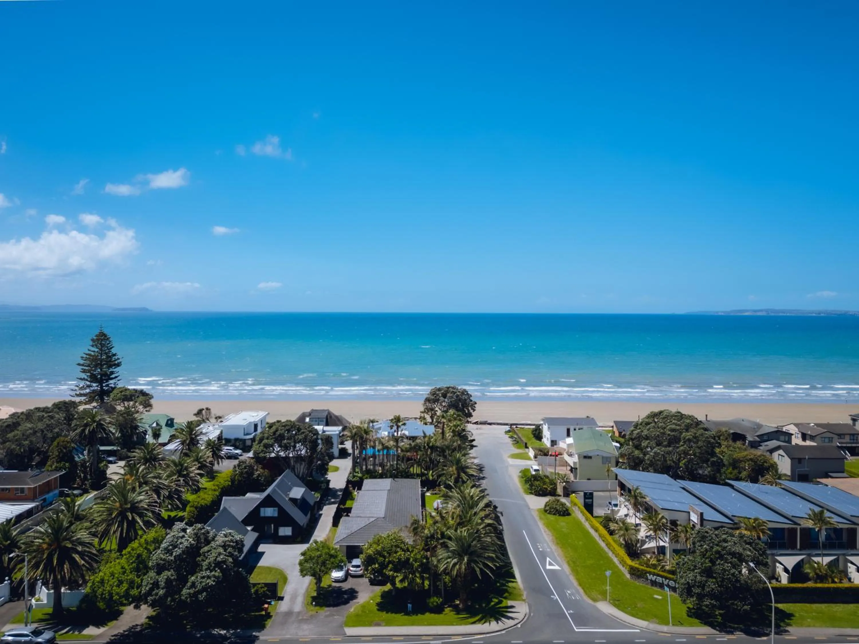 Beach in Summer Inn Motel - Newly Renovated