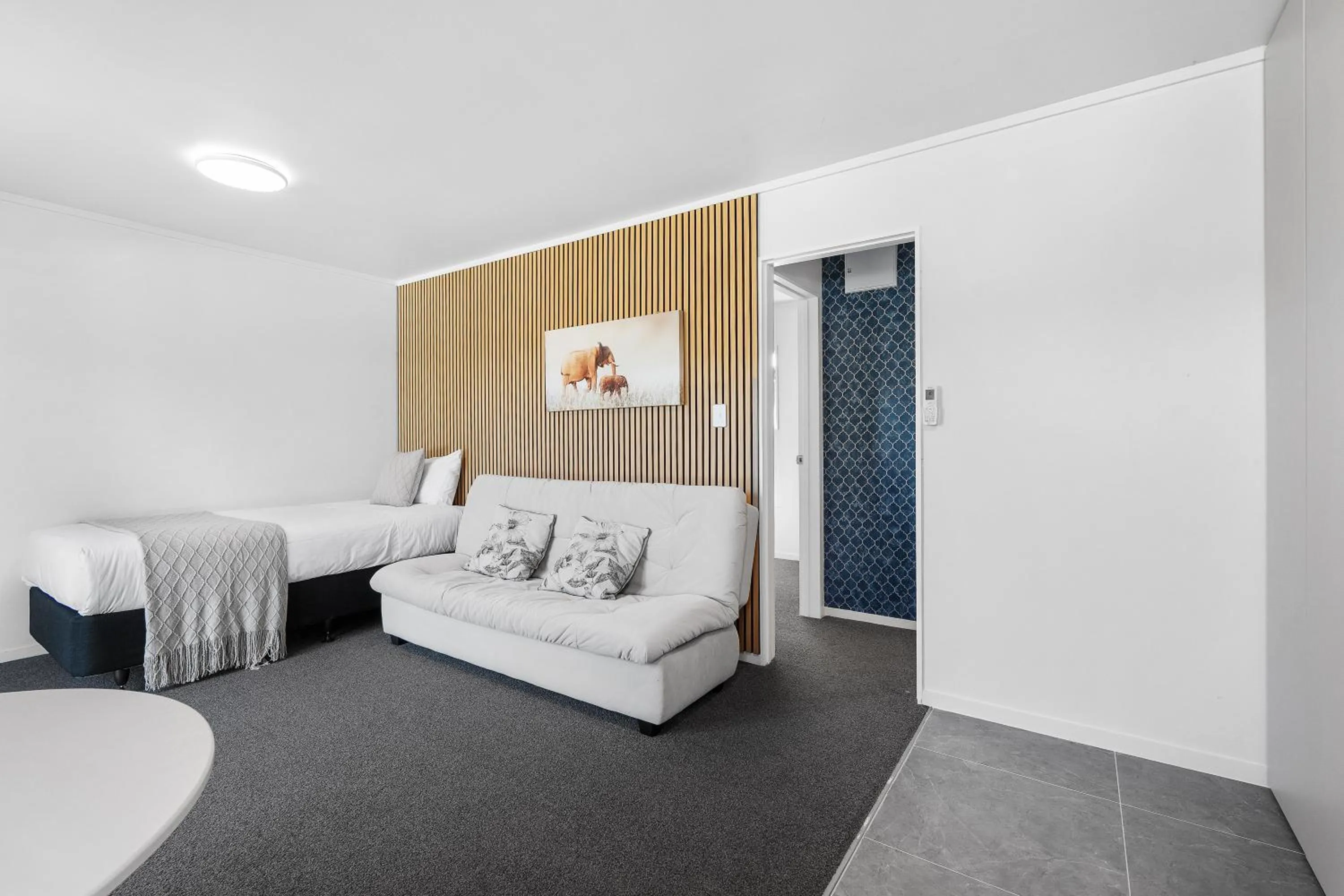 Living room, Bed in Summer Inn Motel - Newly Renovated