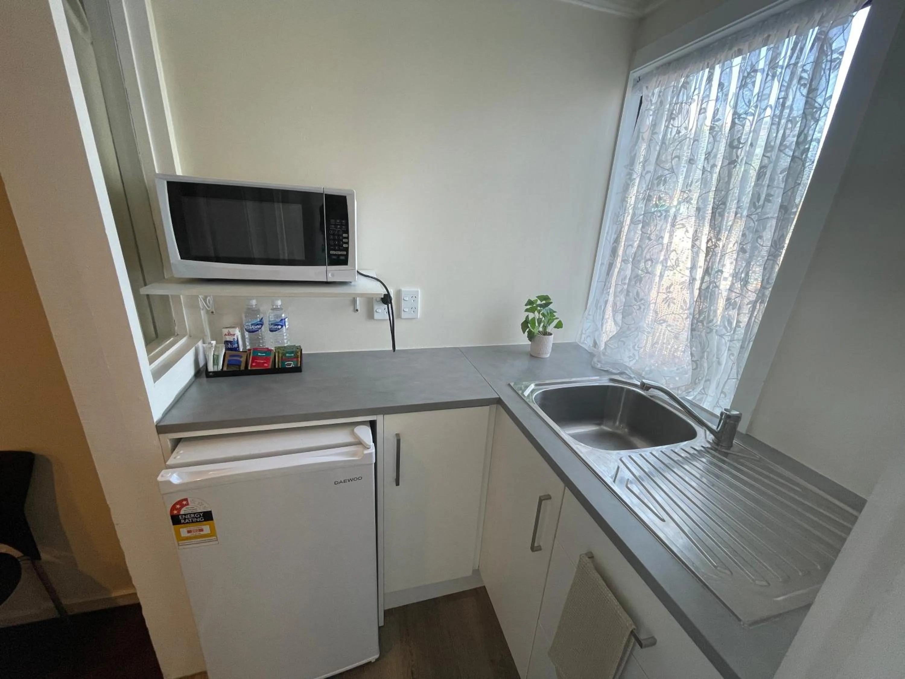 Small Single Room - single occupancy in Summer Inn Motel - Newly Renovated