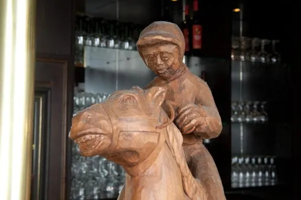 Decorative detail in MUSTANG INN am Großen Garten