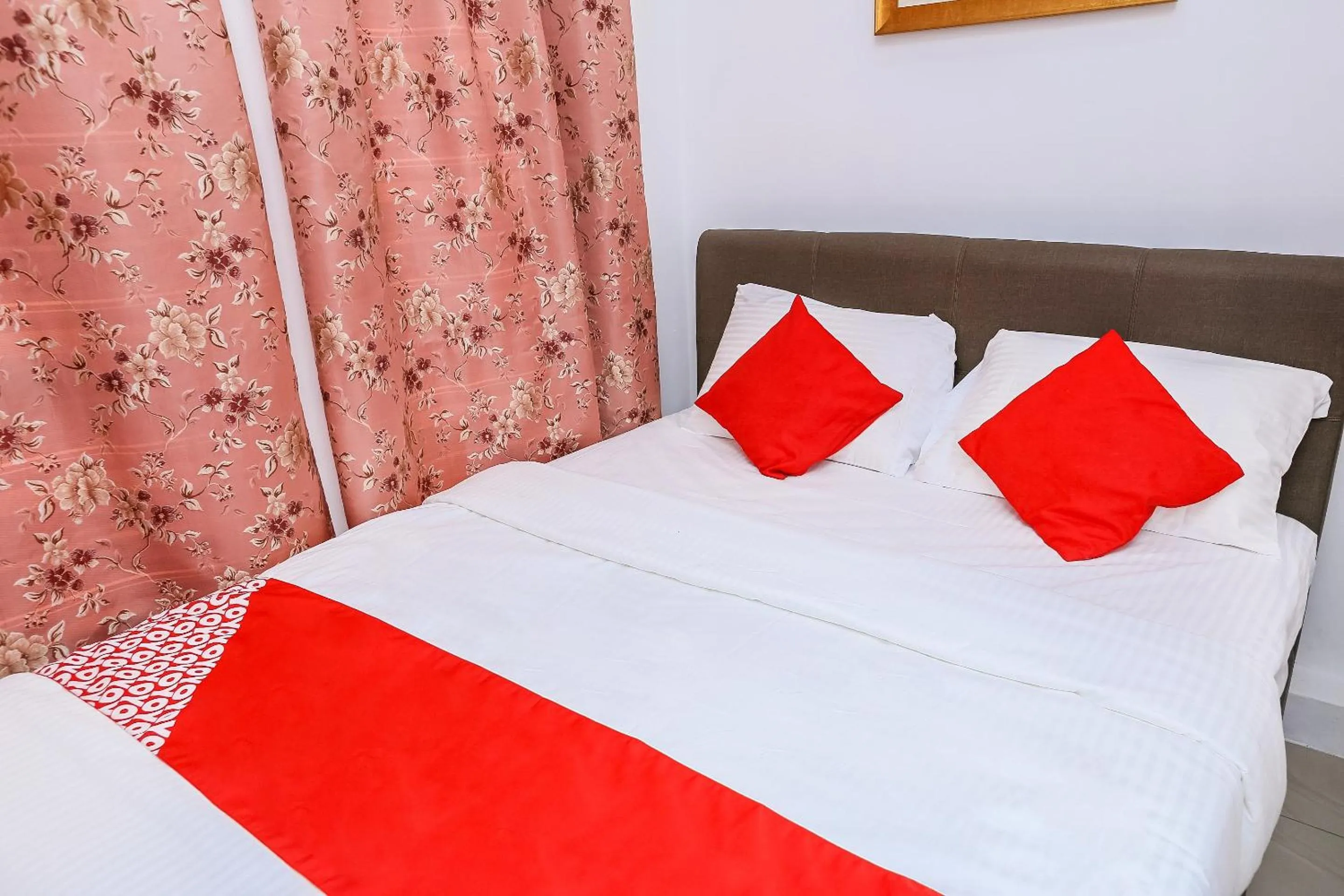 Bedroom, Bed in Hotel O Roselyn Inn