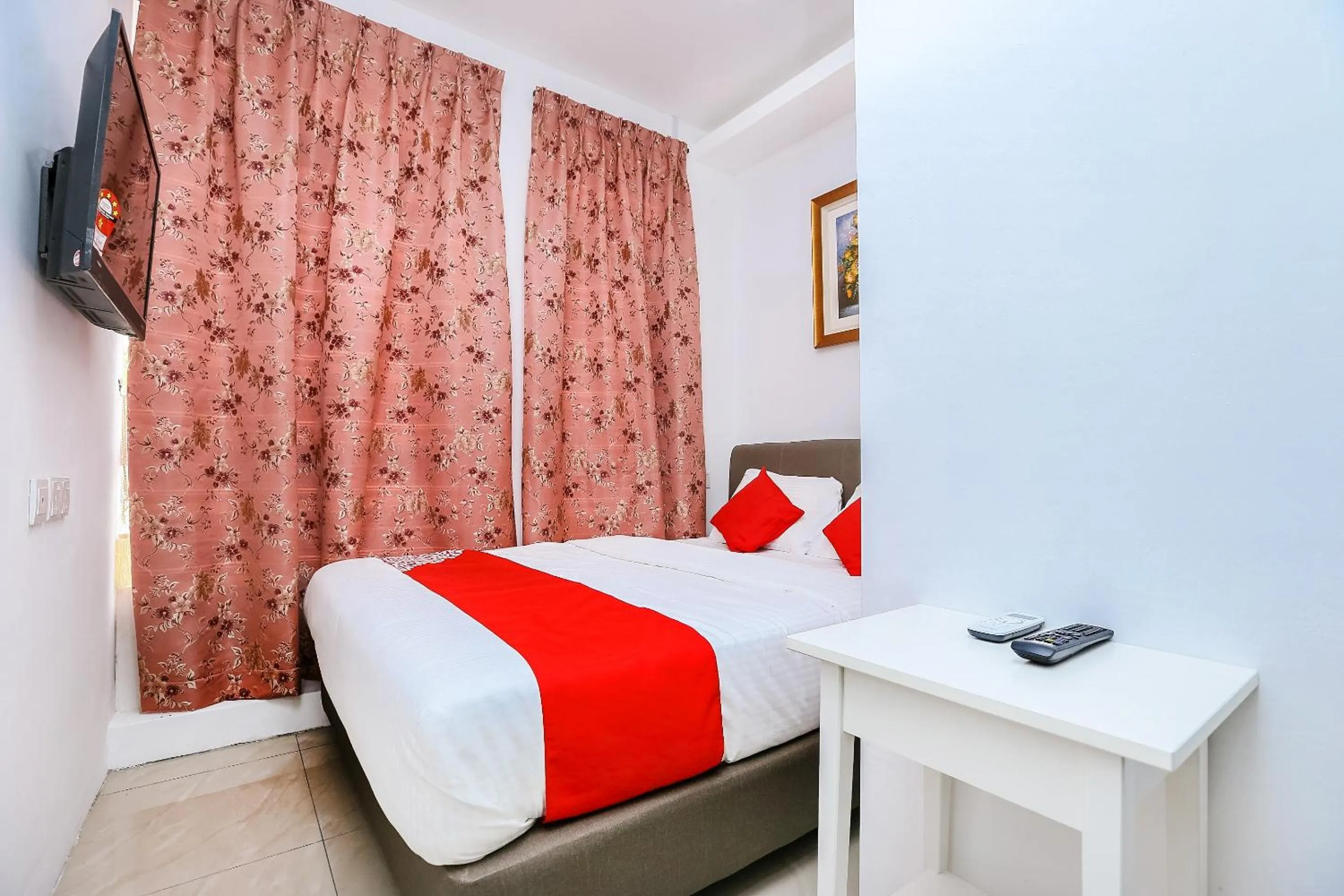 Bedroom, Bed in Hotel O Roselyn Inn