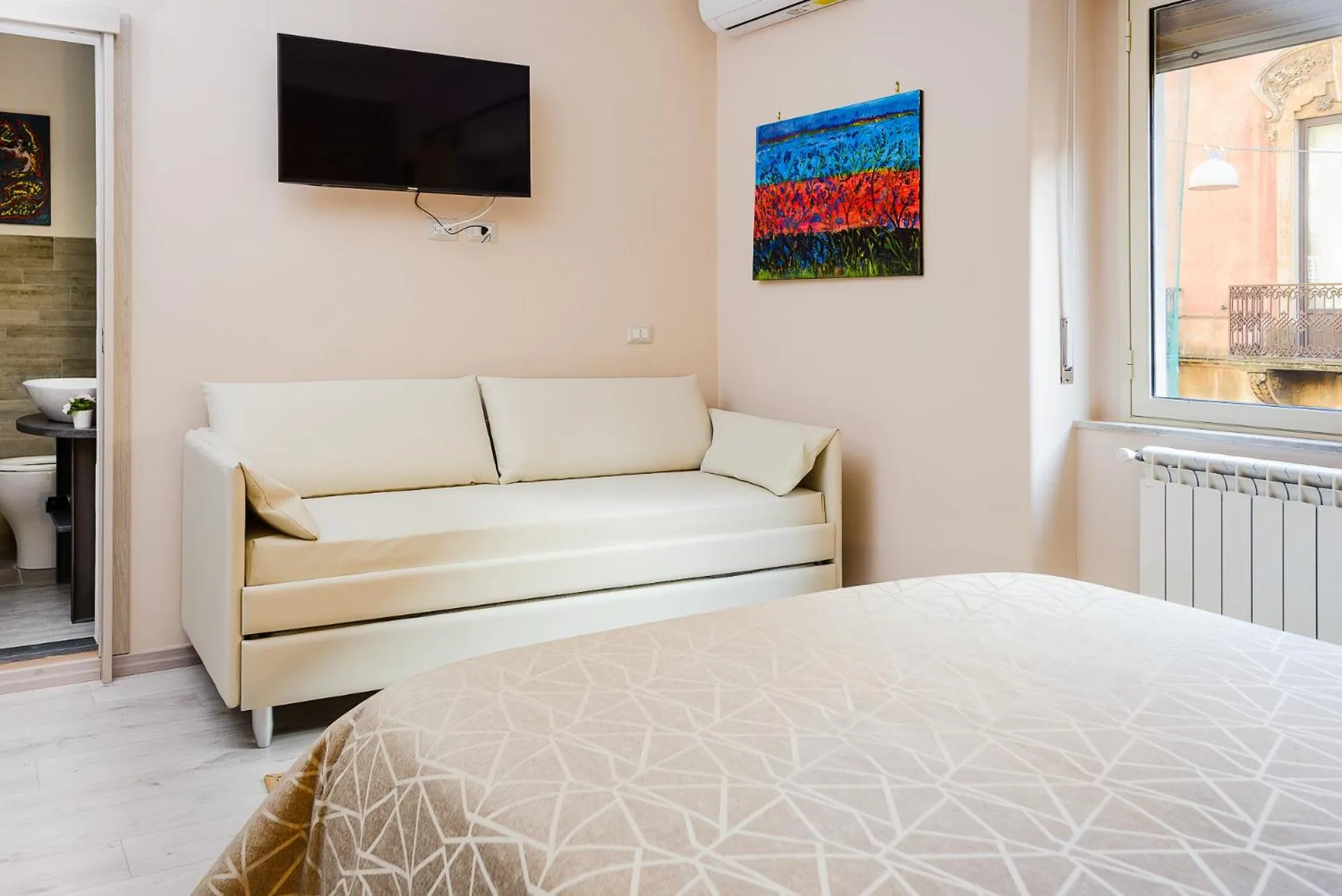 Photo of the whole room, Bed in Fantastic Dream