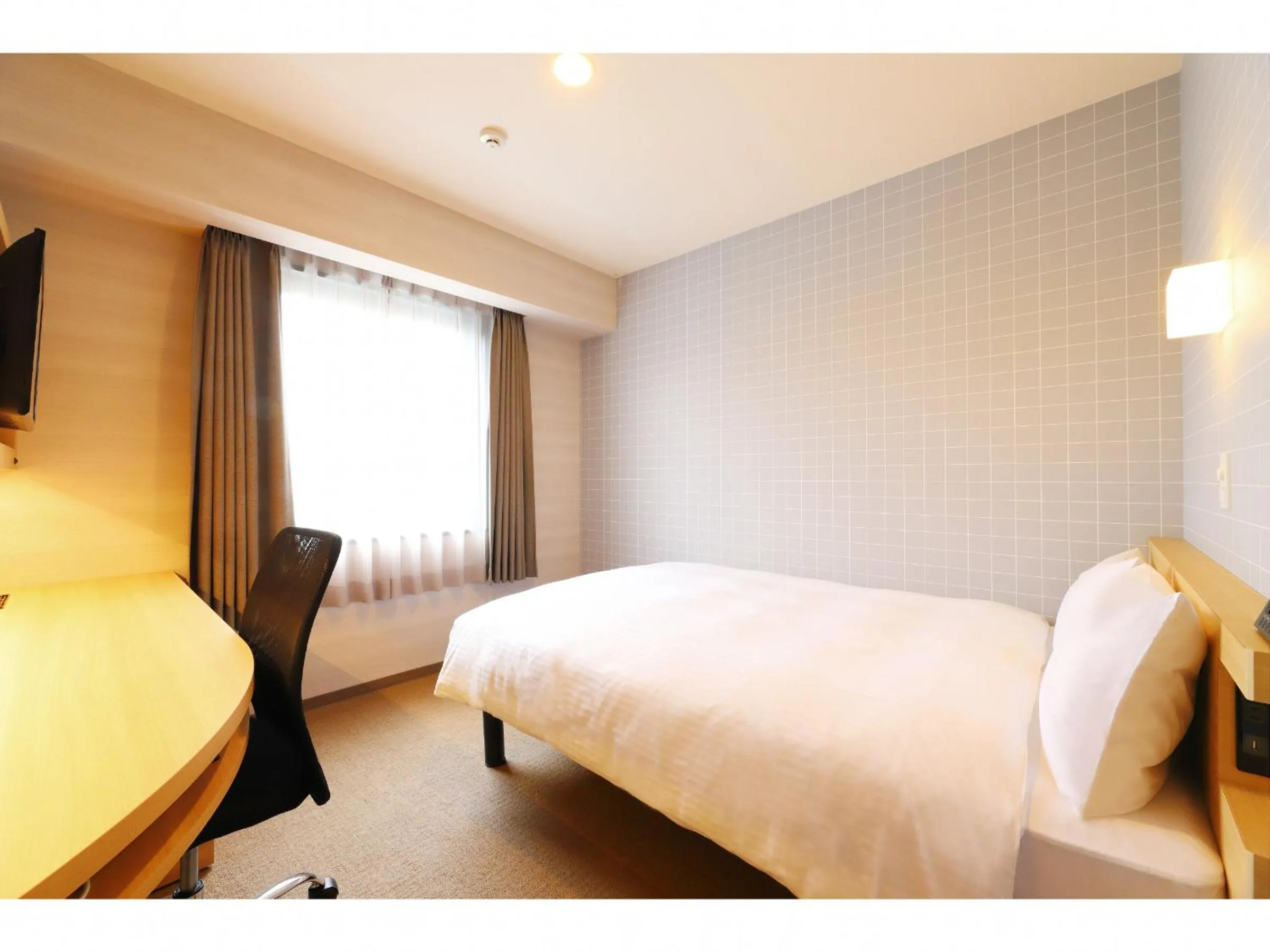 Photo of the whole room, Bed in Smile Hotel Shonan Fujisawa