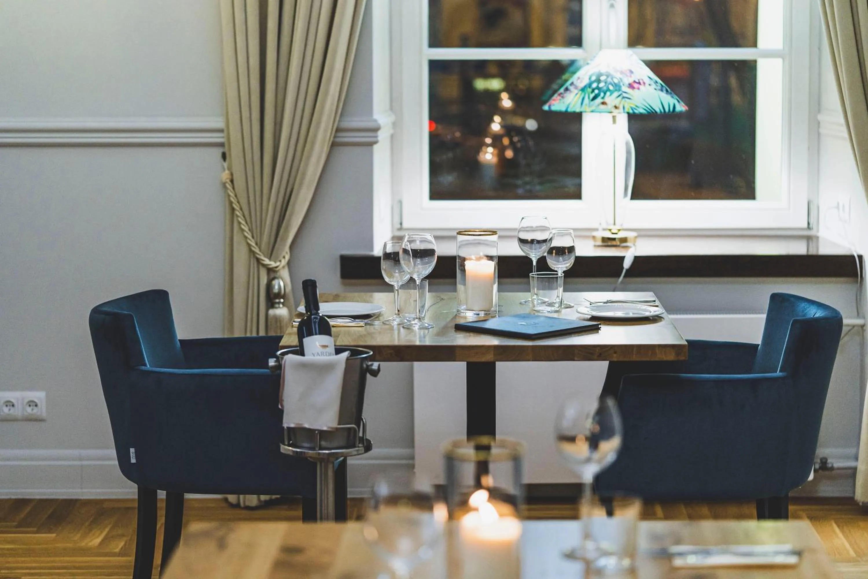 Restaurant/places to eat in Hotel Ilan