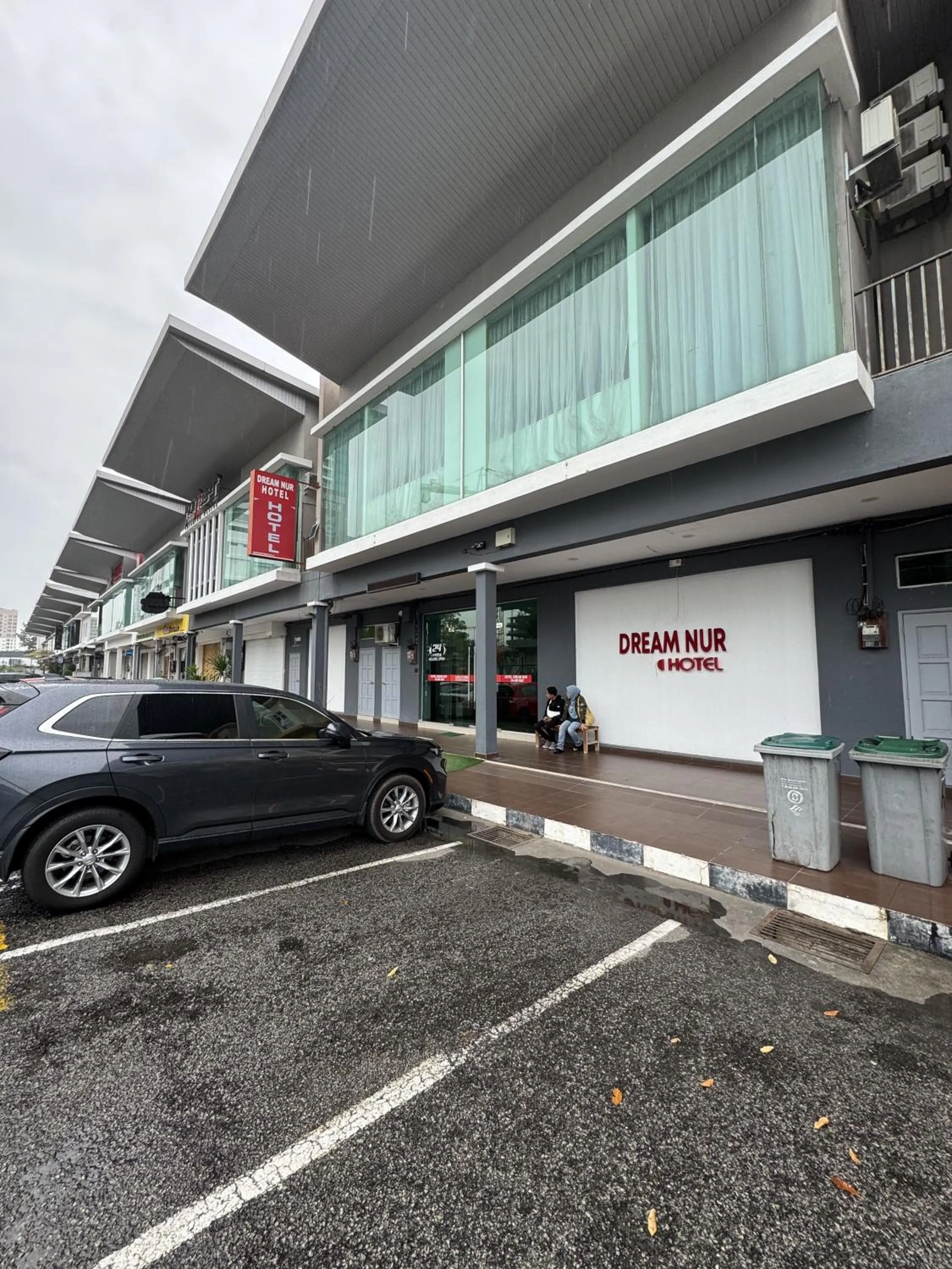 Facade/entrance in OYO 89497 Dream Nur Hotel