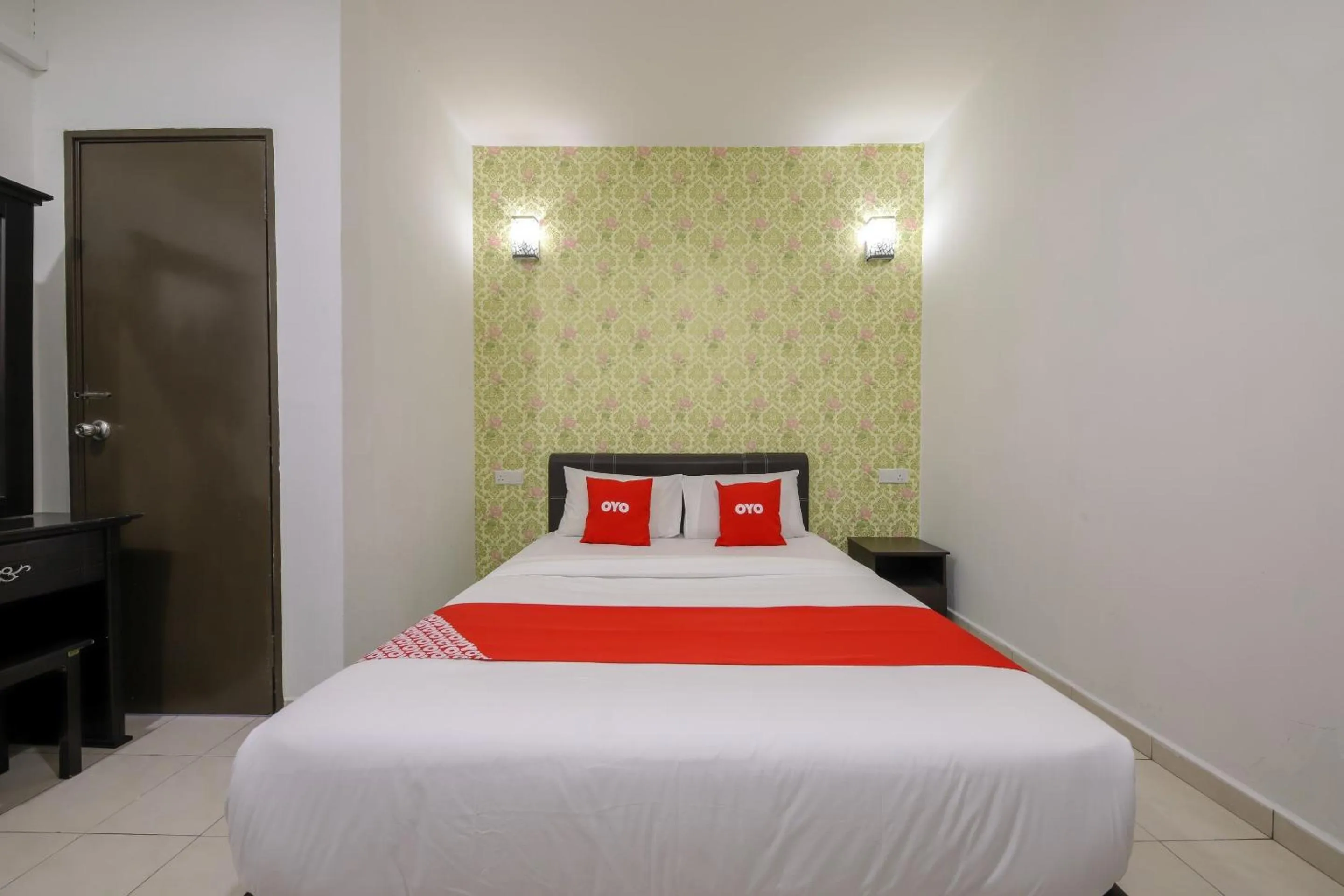 Bedroom, Bed in OYO 89497 Dream Nur Hotel