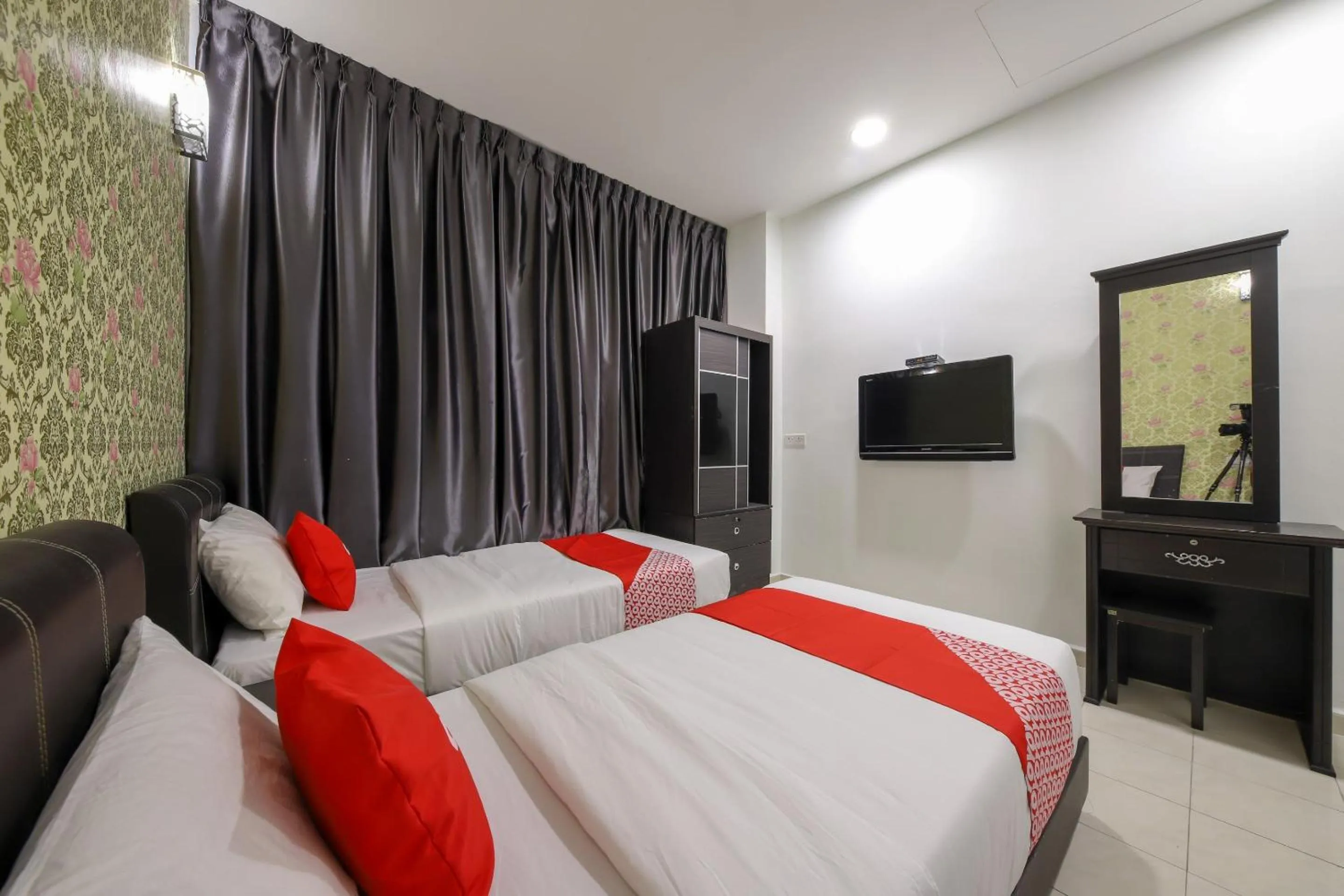 Bedroom, Bed in OYO 89497 Dream Nur Hotel