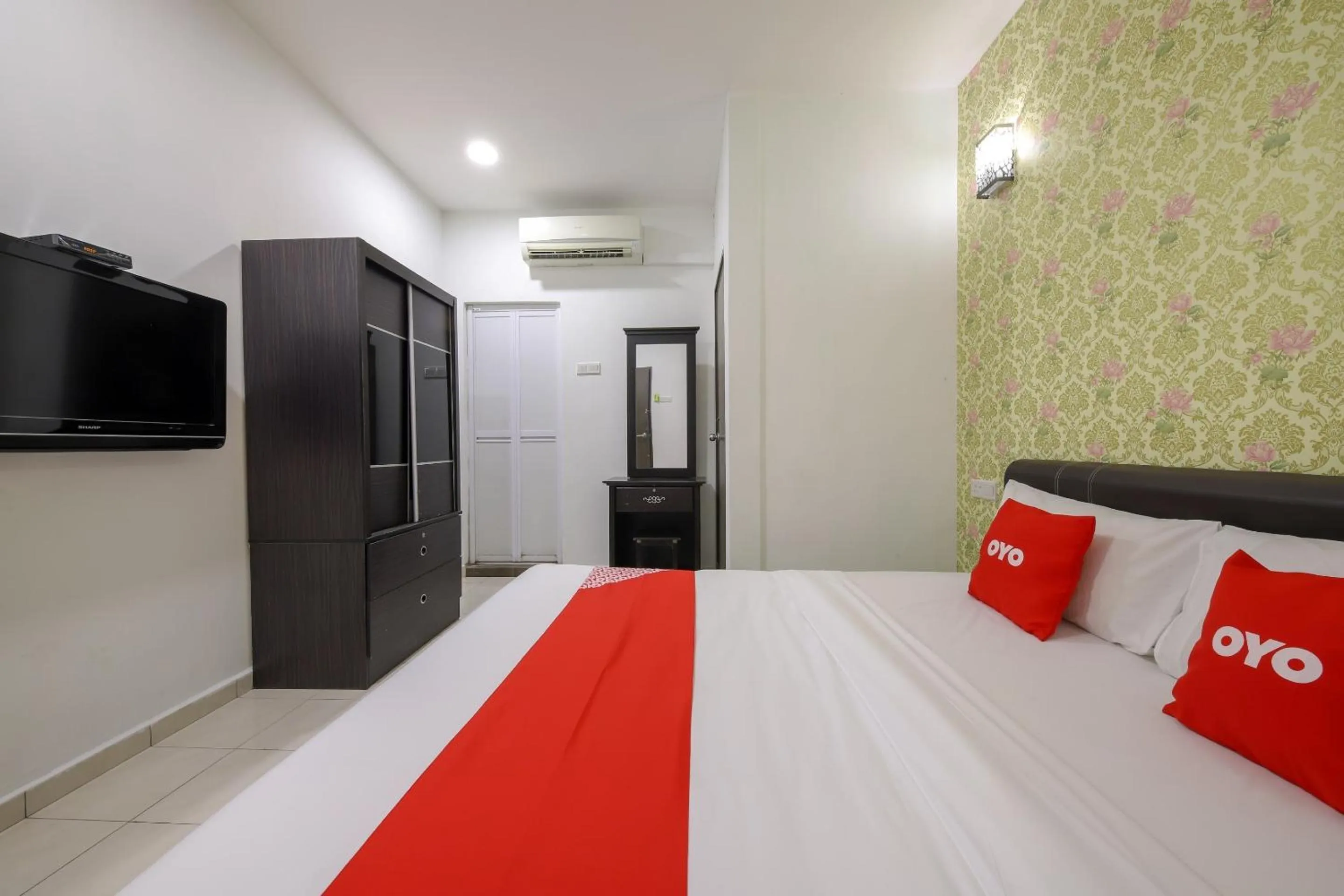 Bedroom, Bed in OYO 89497 Dream Nur Hotel