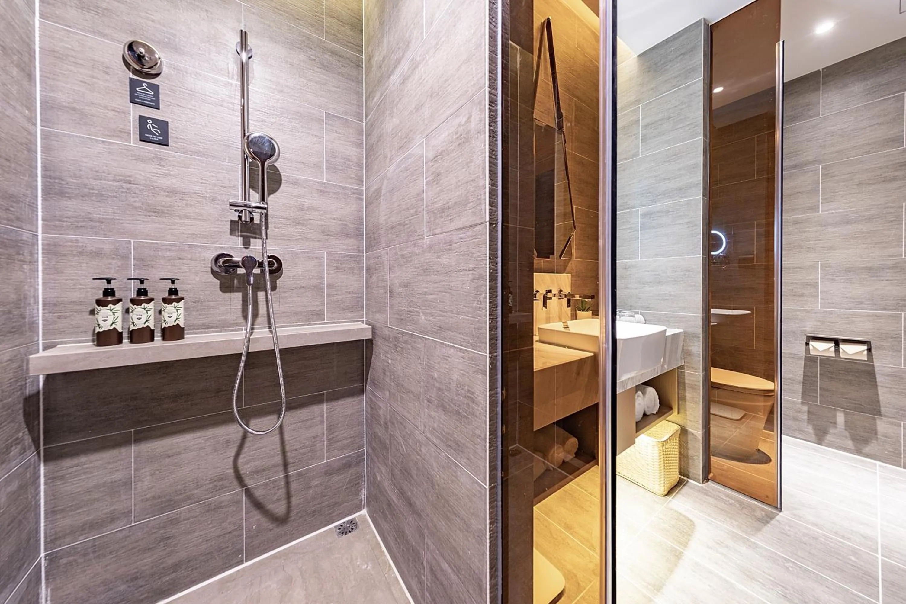 Shower in Atour Hotel Shunde Midea Yueran Plaza Foshan