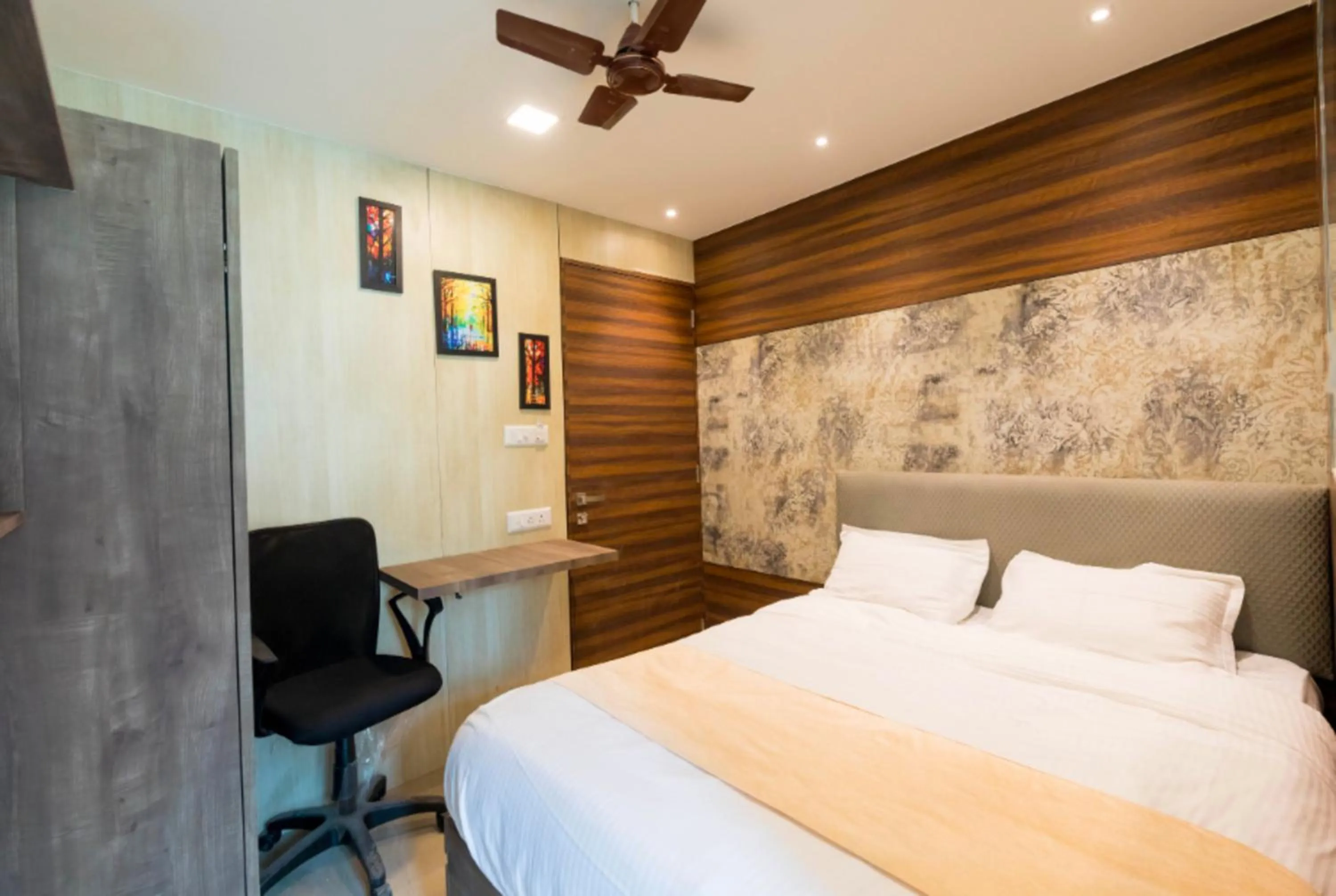Bedroom in Hotel New Sky Palace Residency- Near International Airport Andheri East