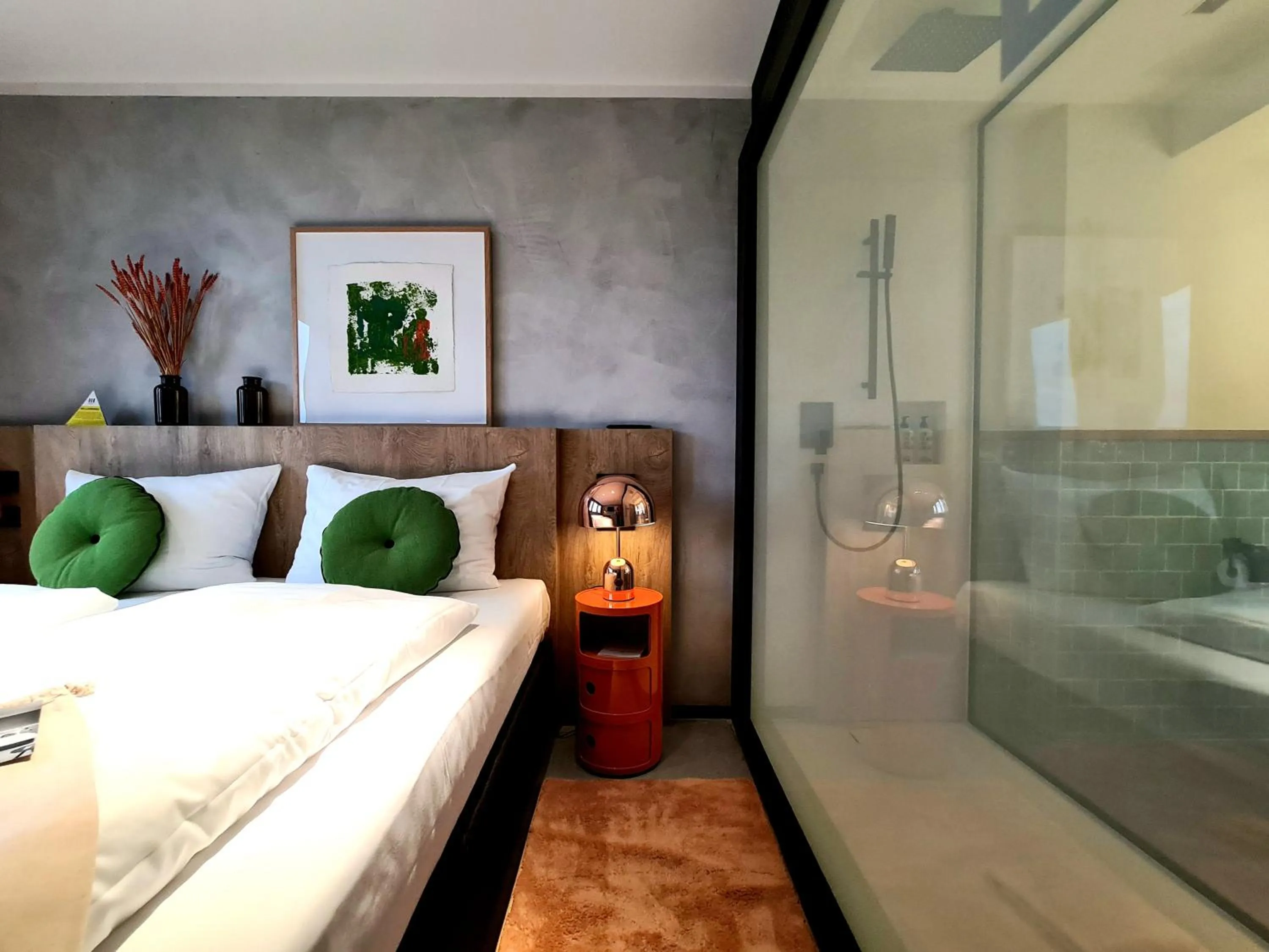 Shower, Bed in KONCEPT HOTEL International