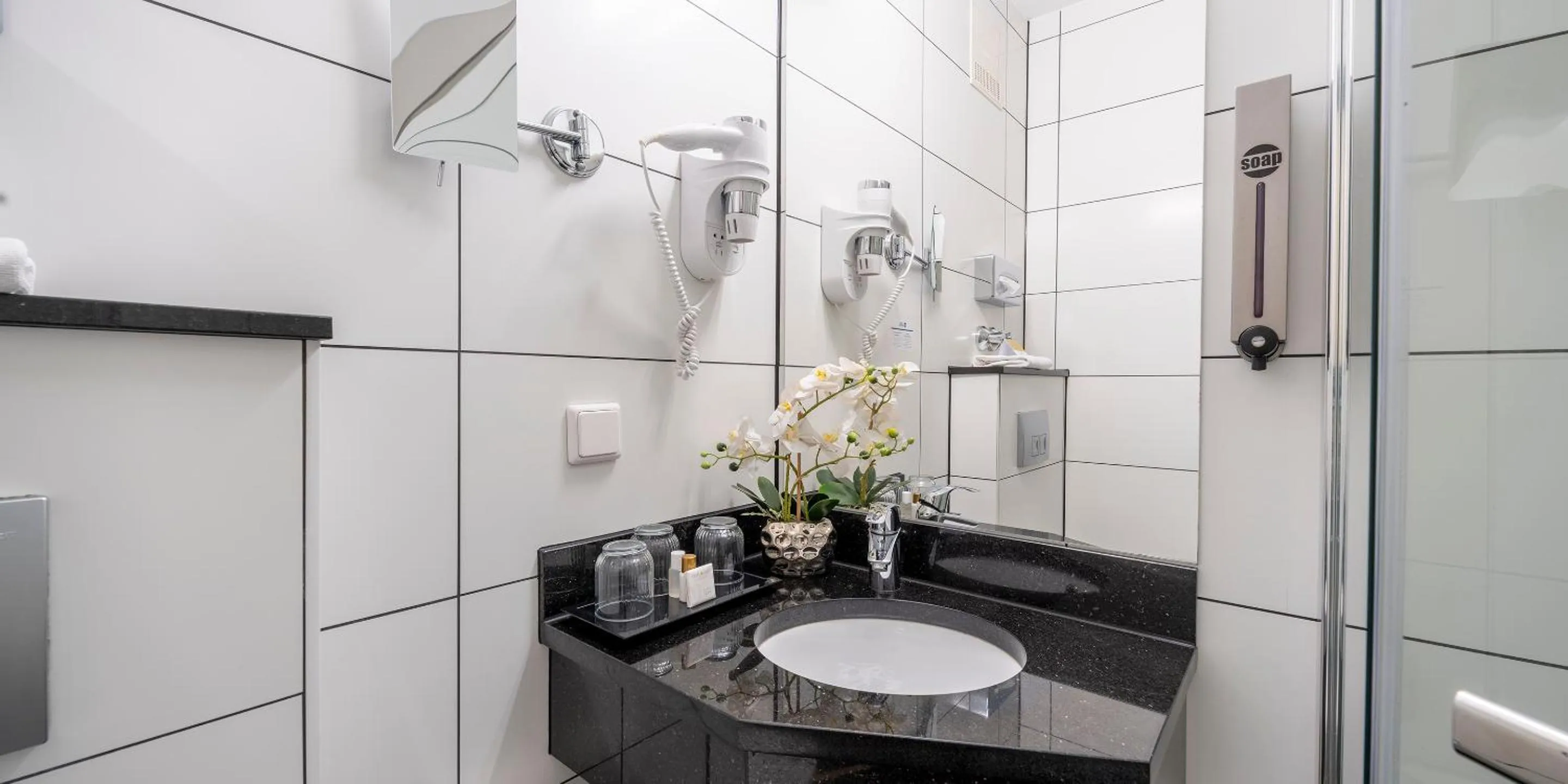 Shower in Best Western Hotel Schmoeker-Hof