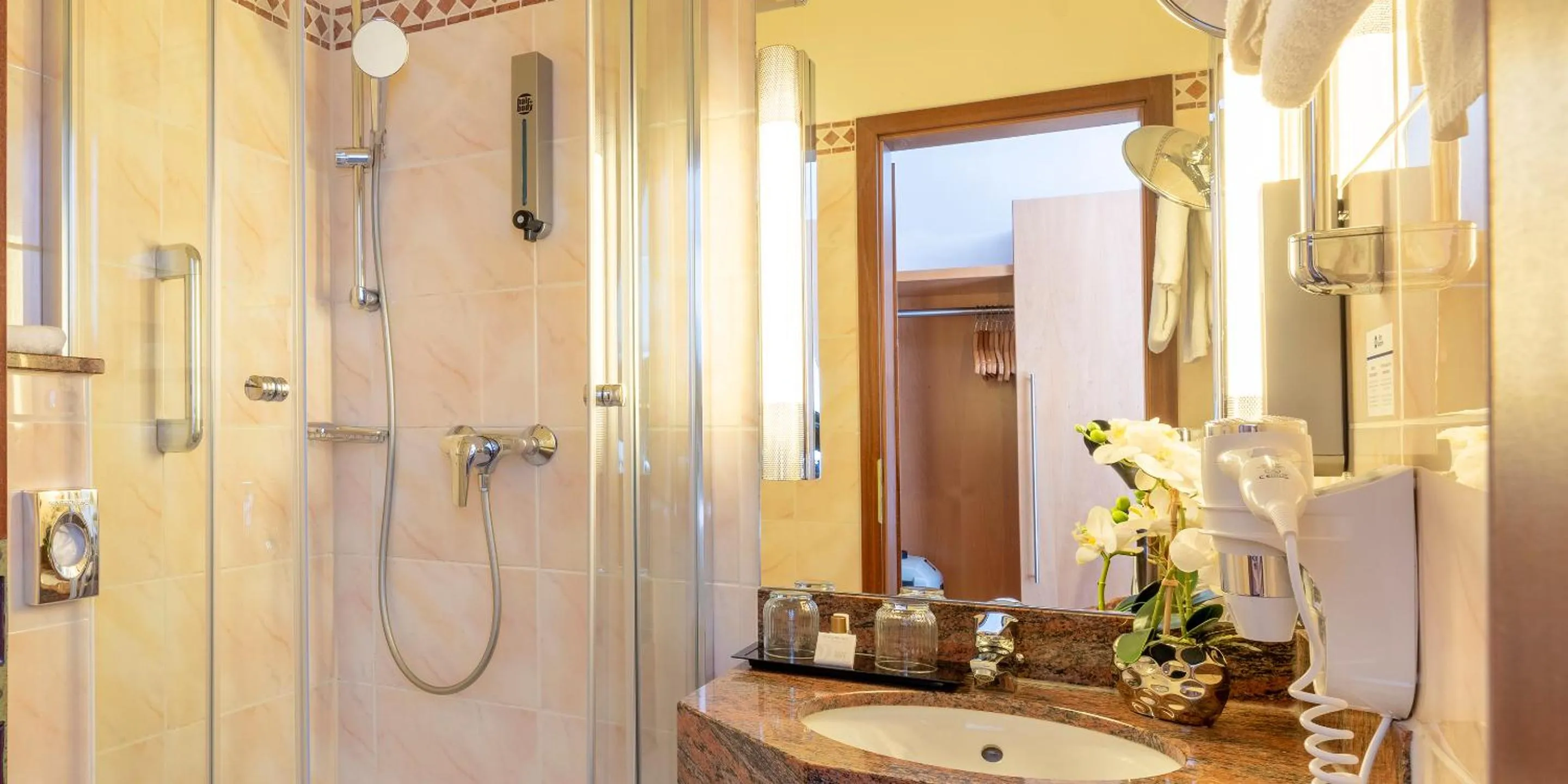 Shower in Best Western Hotel Schmoeker-Hof