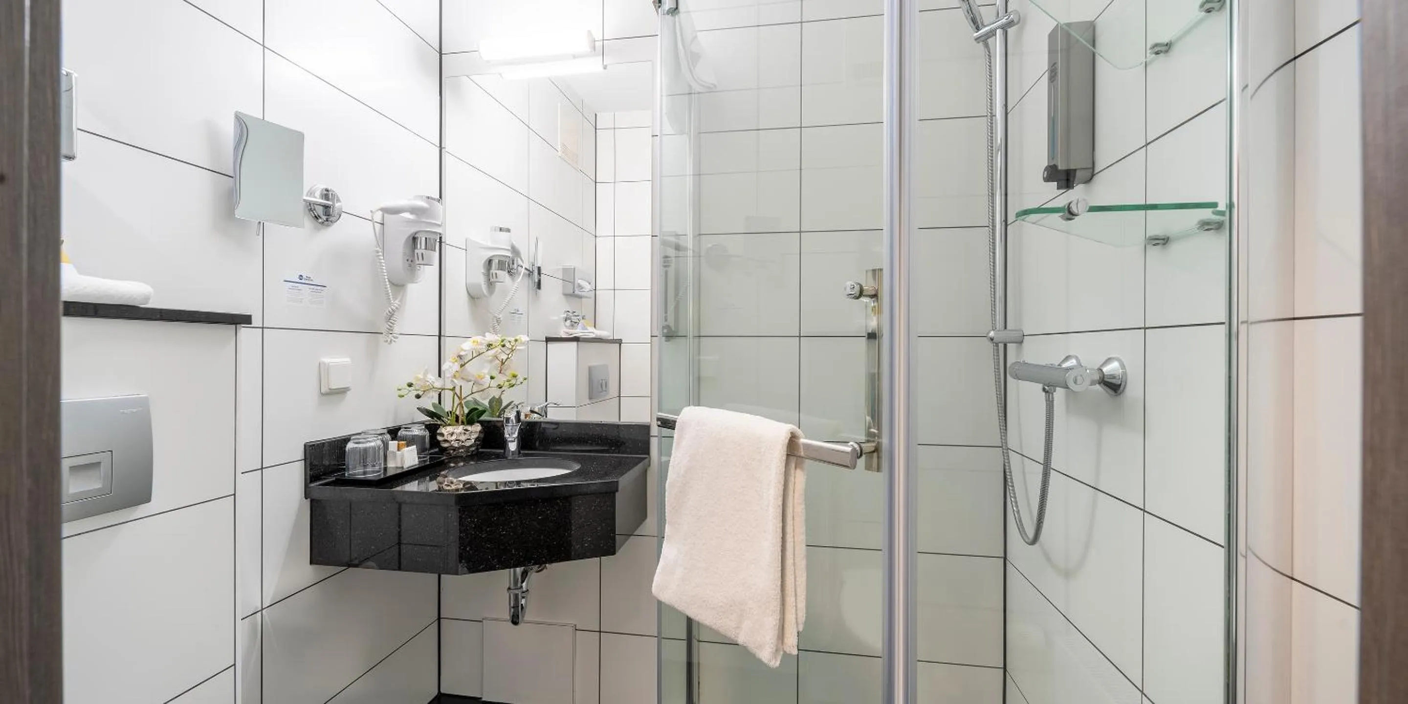 Shower in Best Western Hotel Schmoeker-Hof