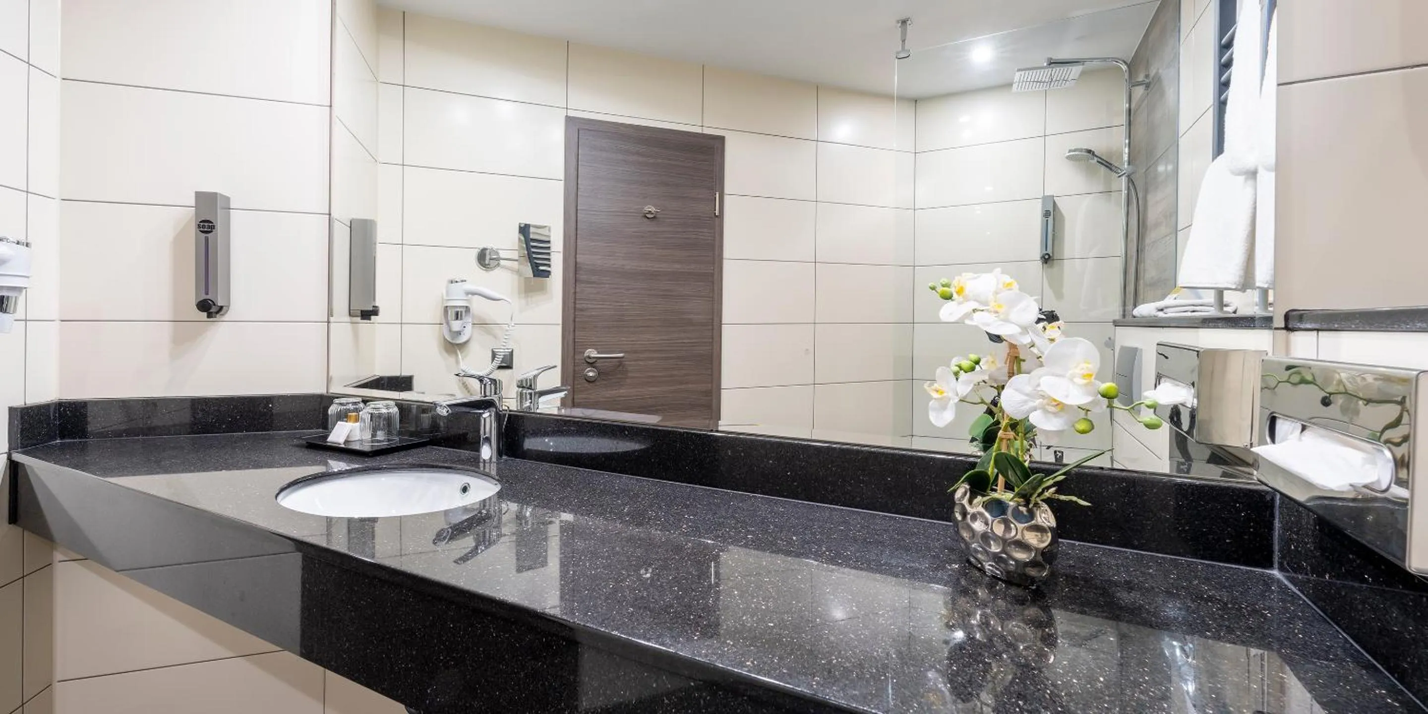 Shower in Best Western Hotel Schmoeker-Hof