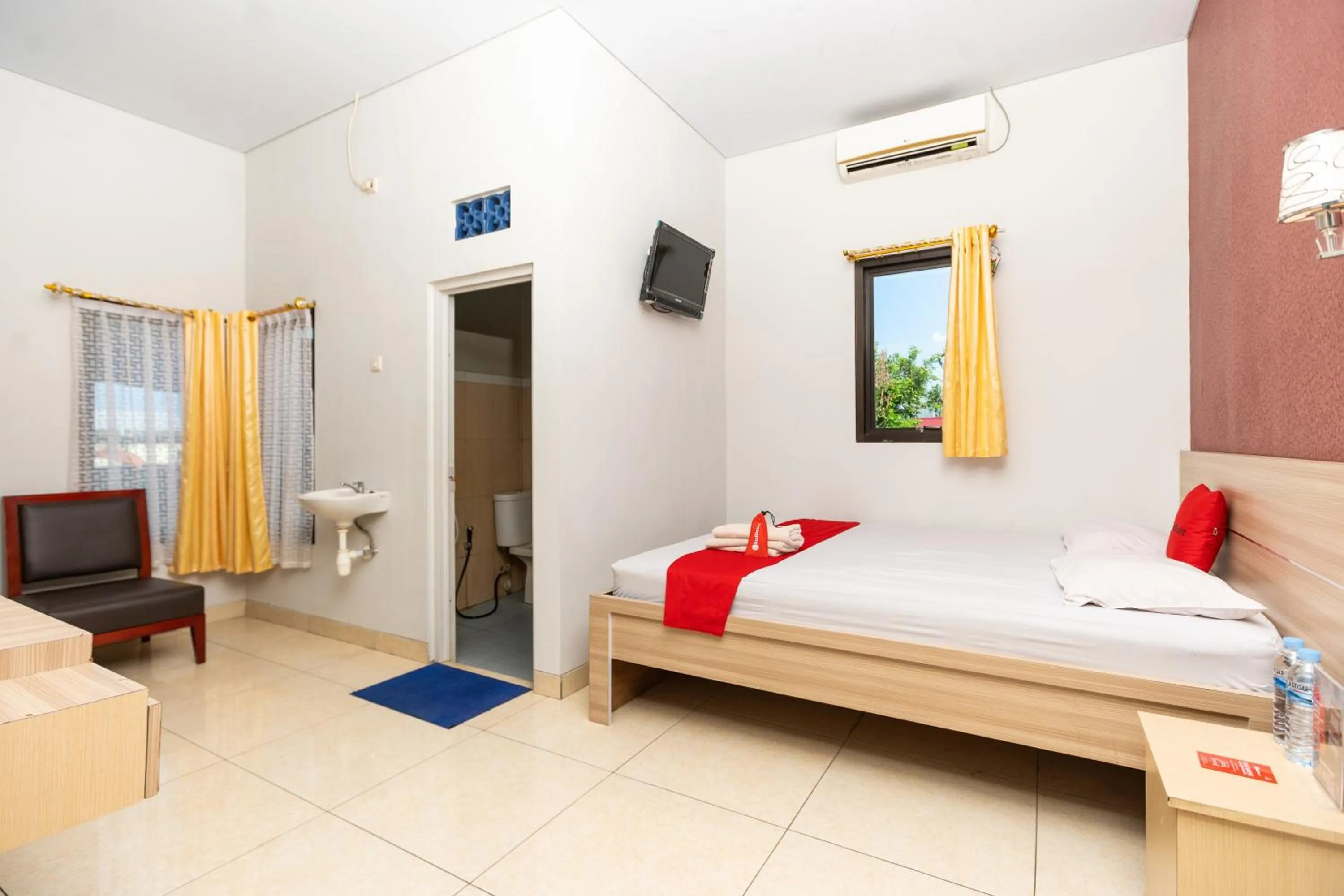 Bed in RedDoorz Plus @ Jalan Pumorow Manado