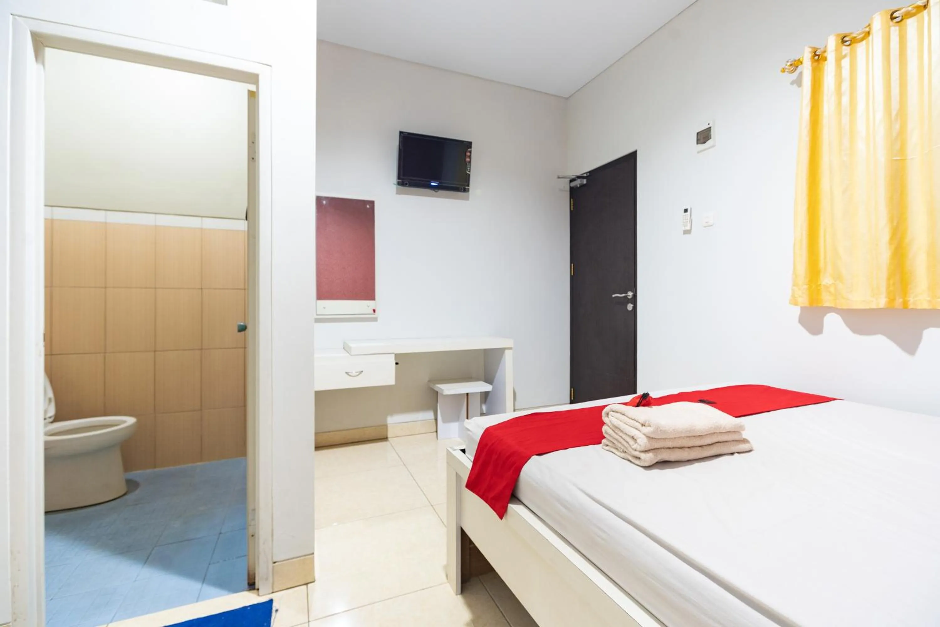 Bedroom, Bed in RedDoorz Plus @ Jalan Pumorow Manado