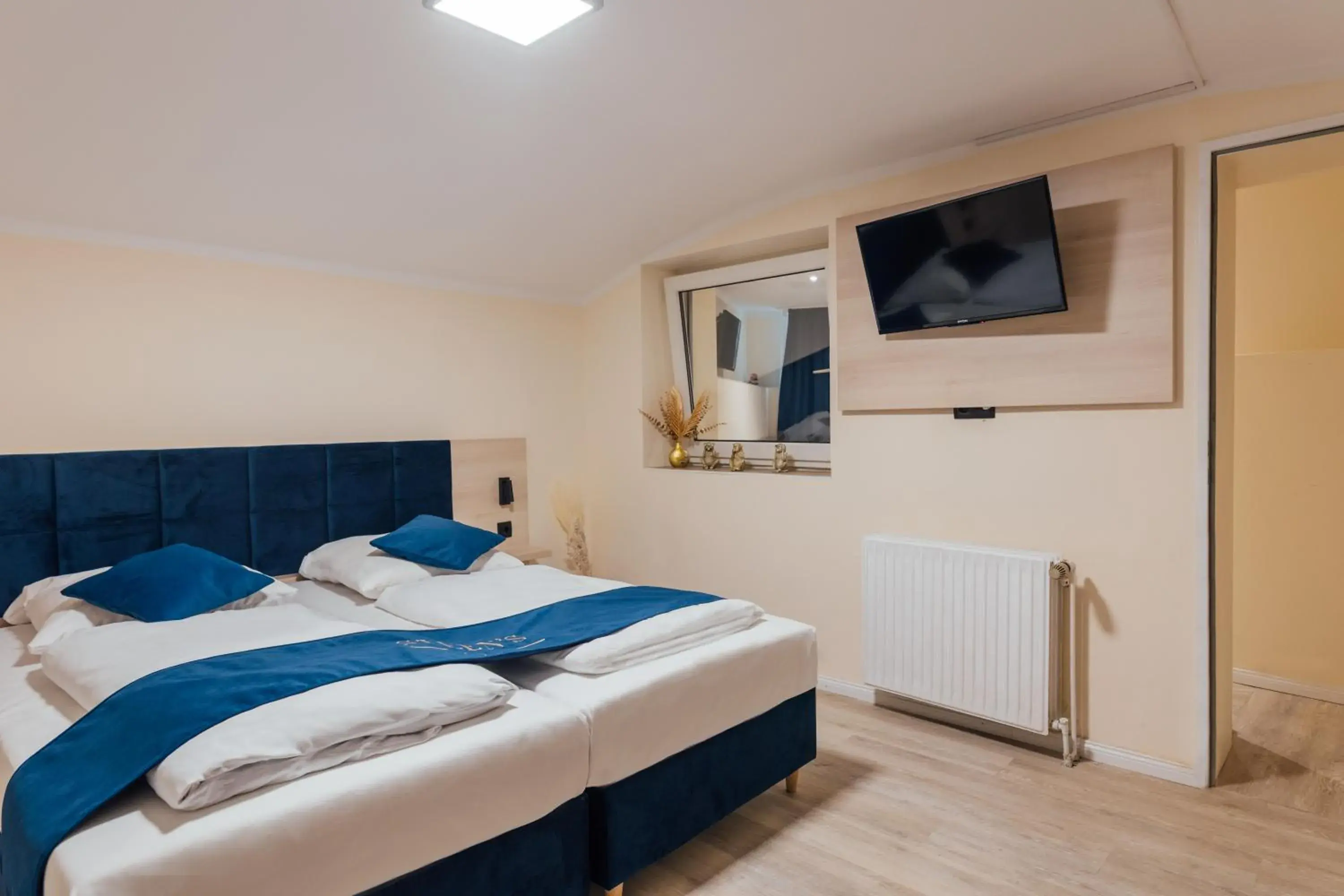 Economy Quadruple Room with Shared Bathroom - single occupancy in Steens Hotel Alster City Economy Quadruple Room with Shared Bathroom - single occupancy in Steens Hotel Alster City